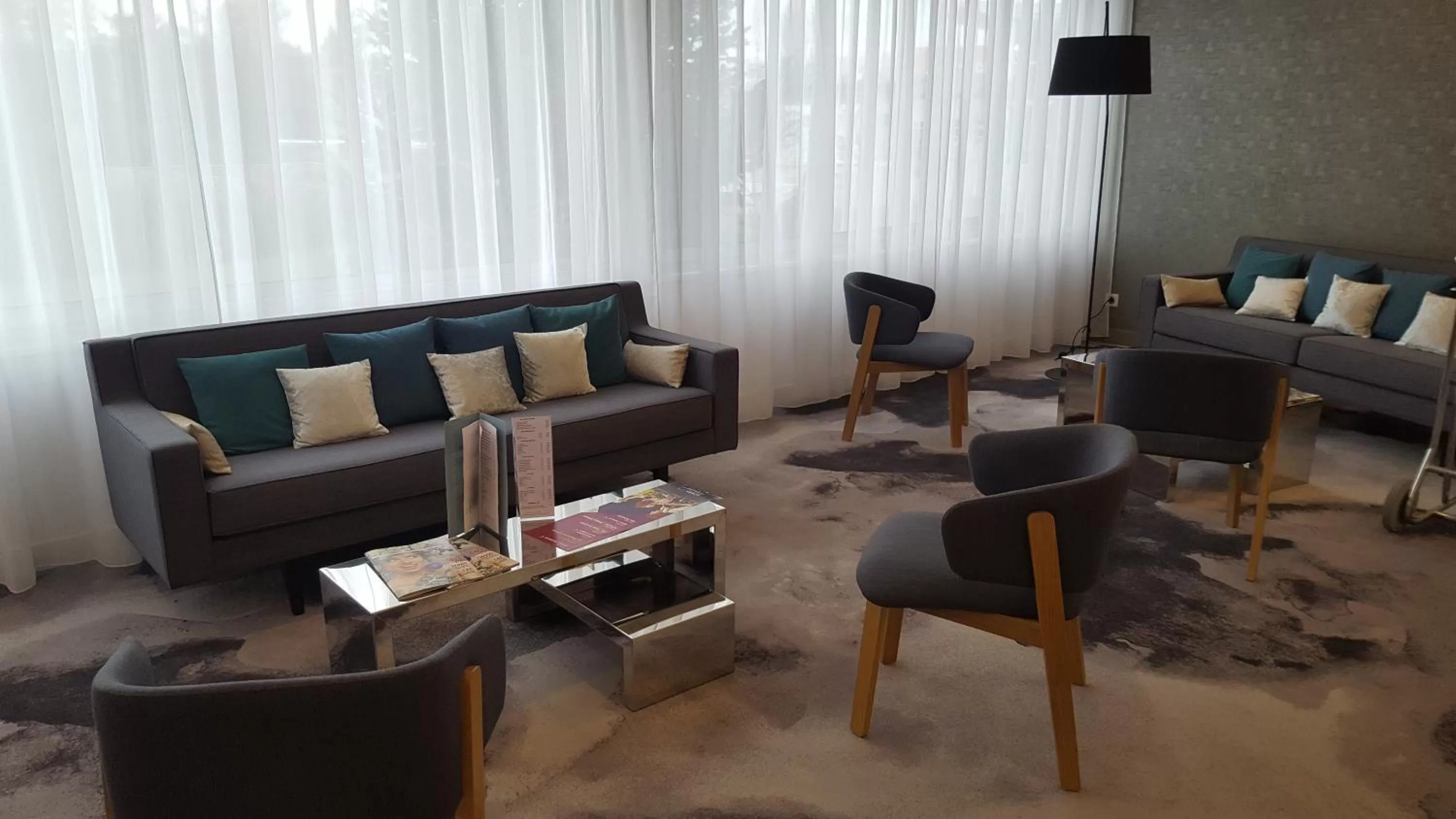 Lounge or bar in Hôtel Mercure Mâcon Bord de Saône