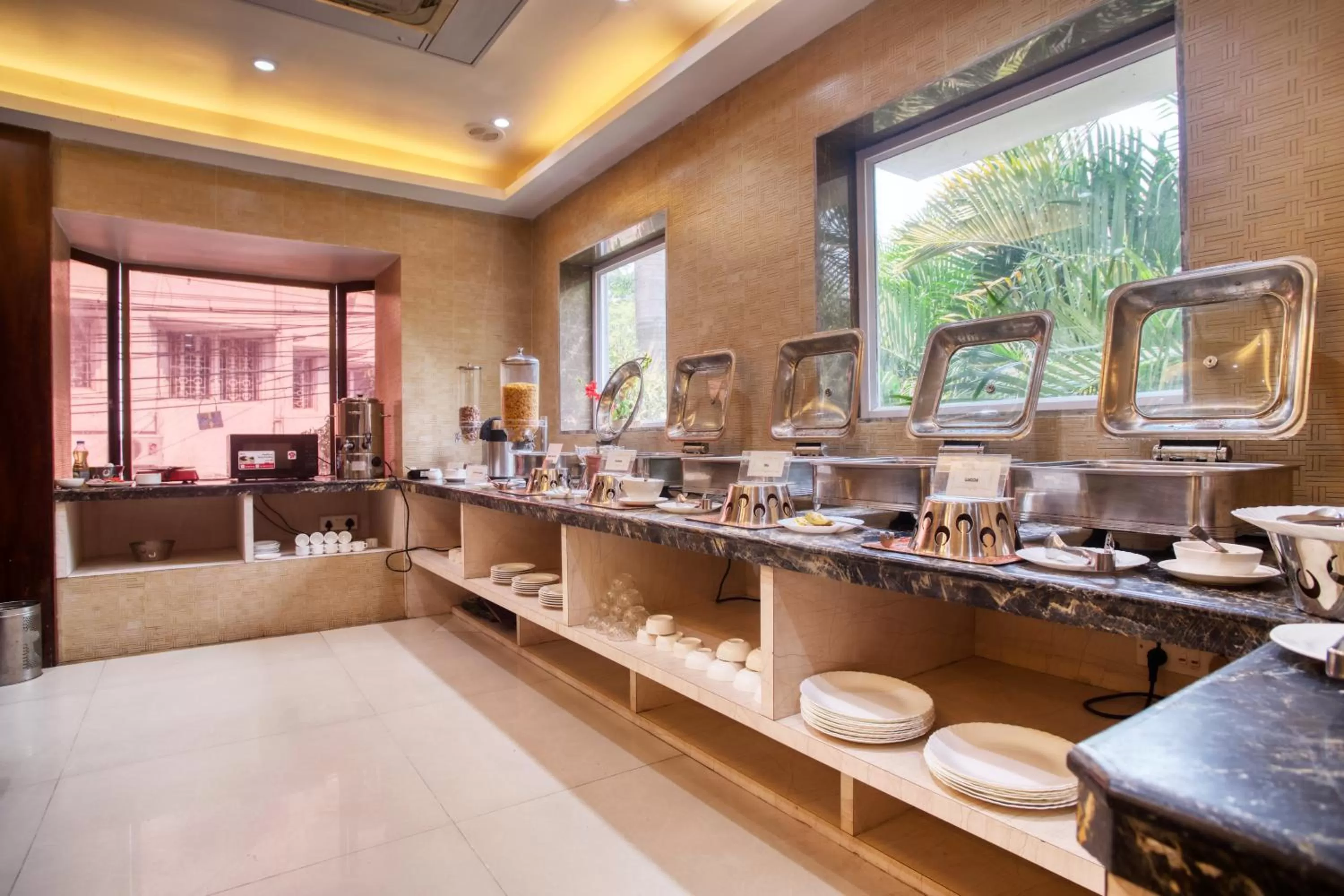 Restaurant/places to eat in Roland Hotel