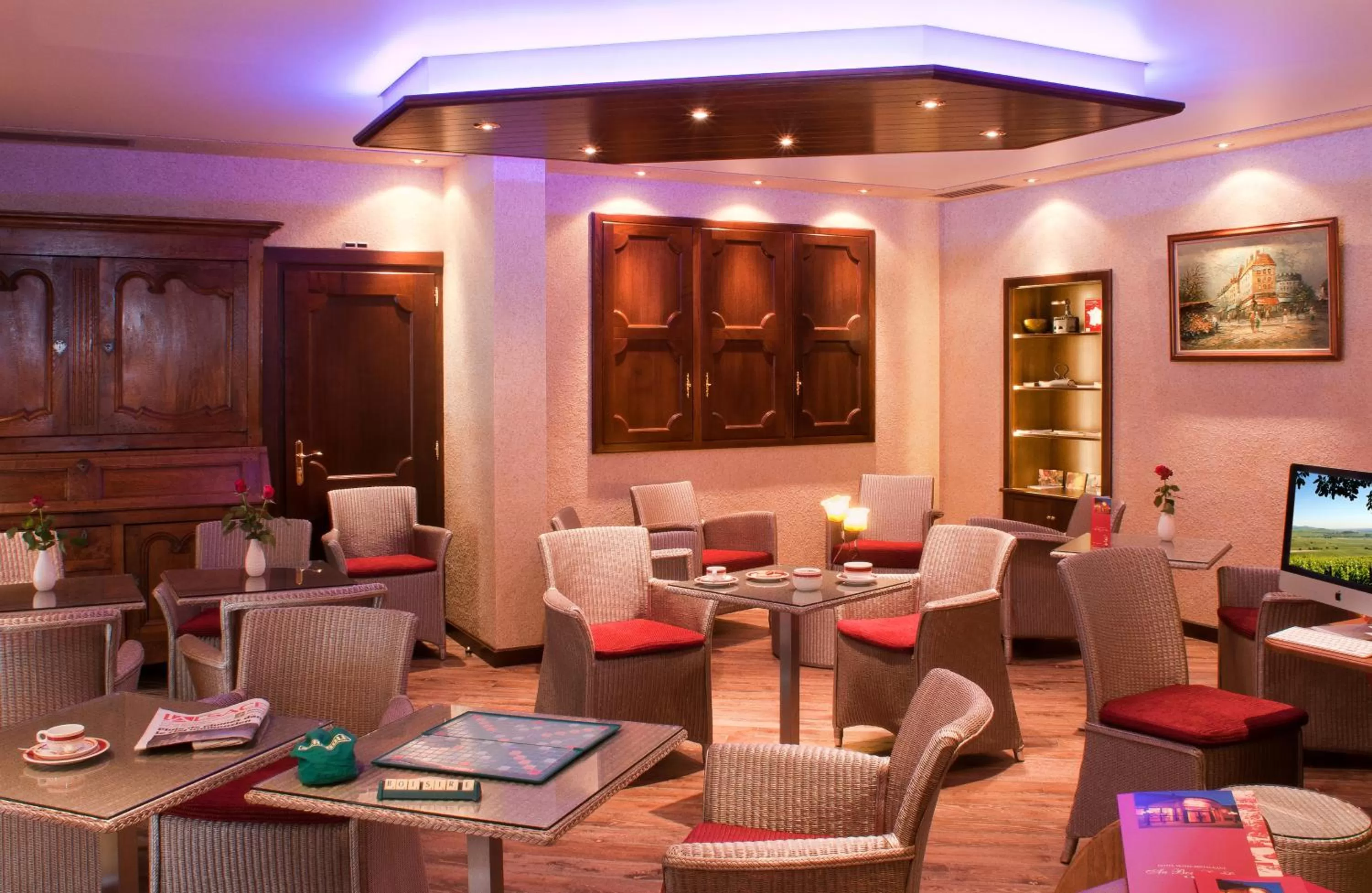 Communal lounge/ TV room in Logis Hostellerie Motel Au Bois Le Sire