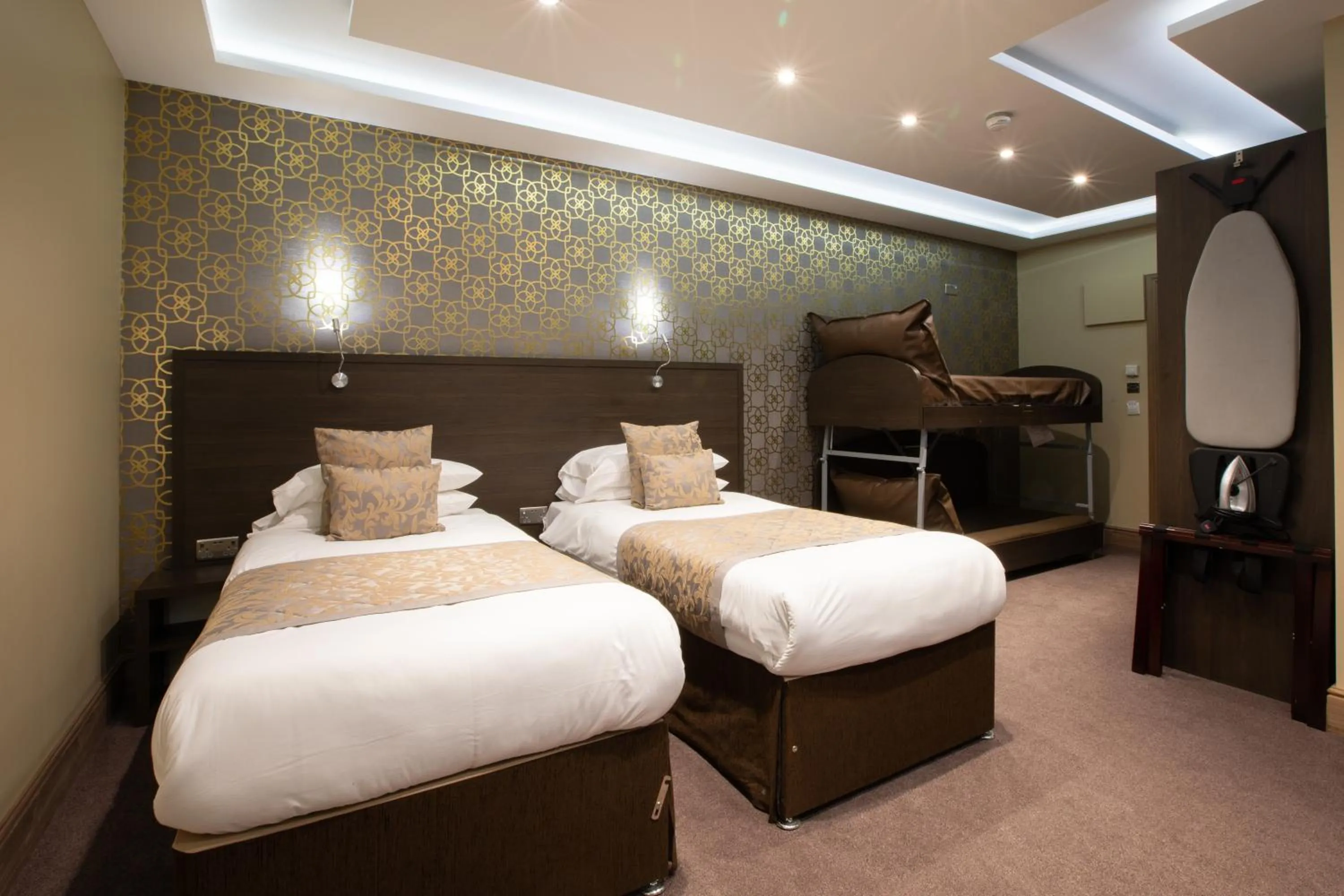 Bedroom, Bed in Grainger Apartments