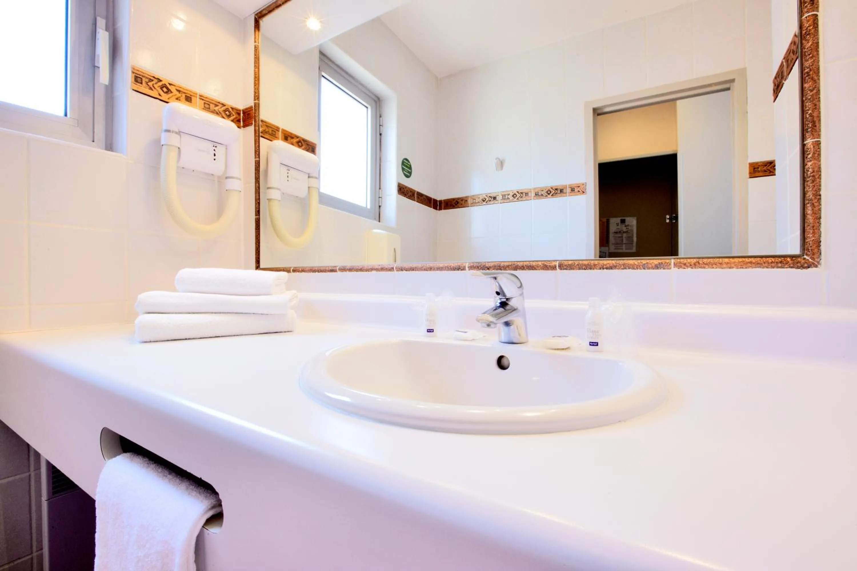 Bathroom in Kyriad Nimes Centre