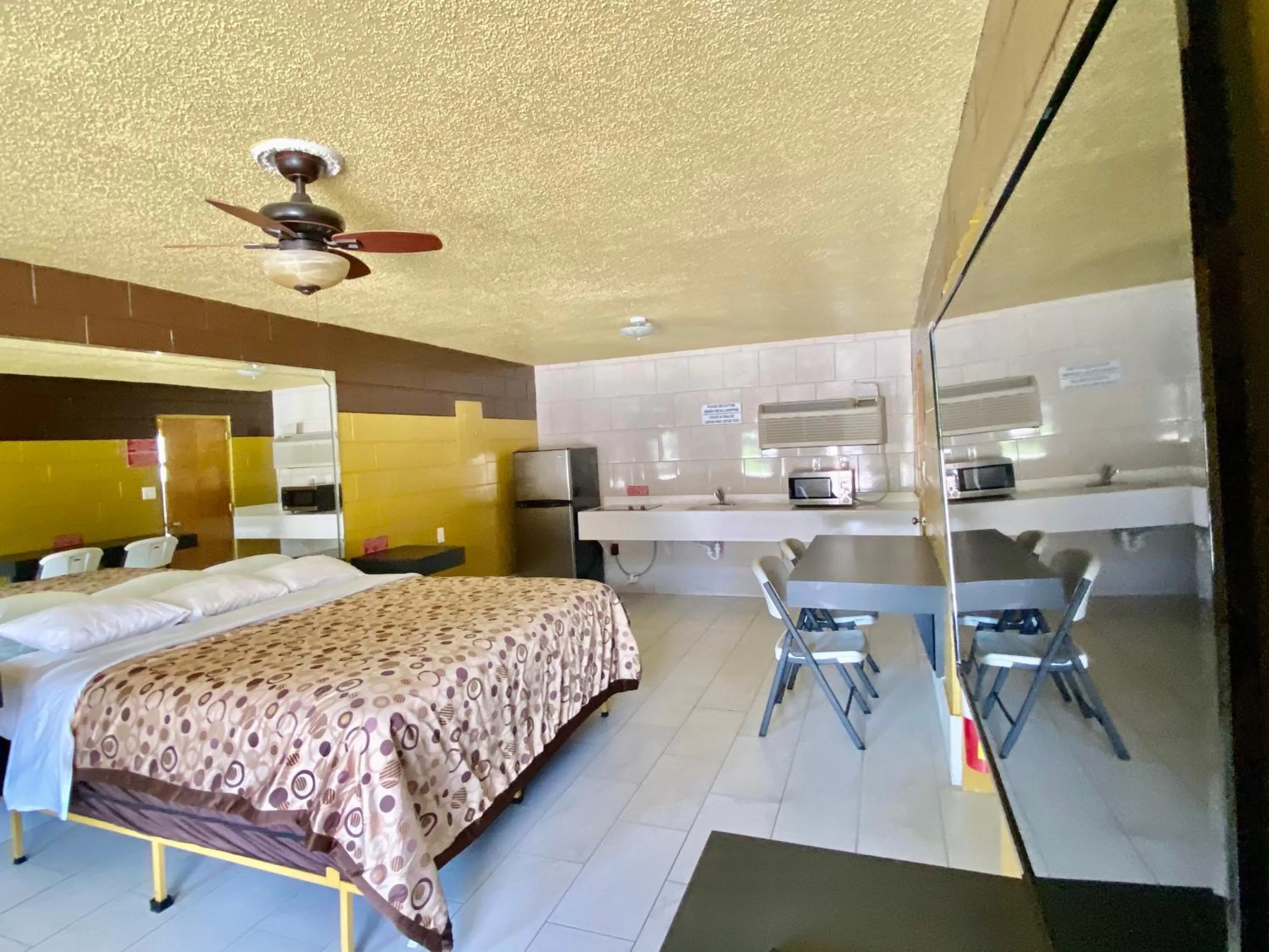 Bed in Savannah Inn and Suites Savannah Port Area