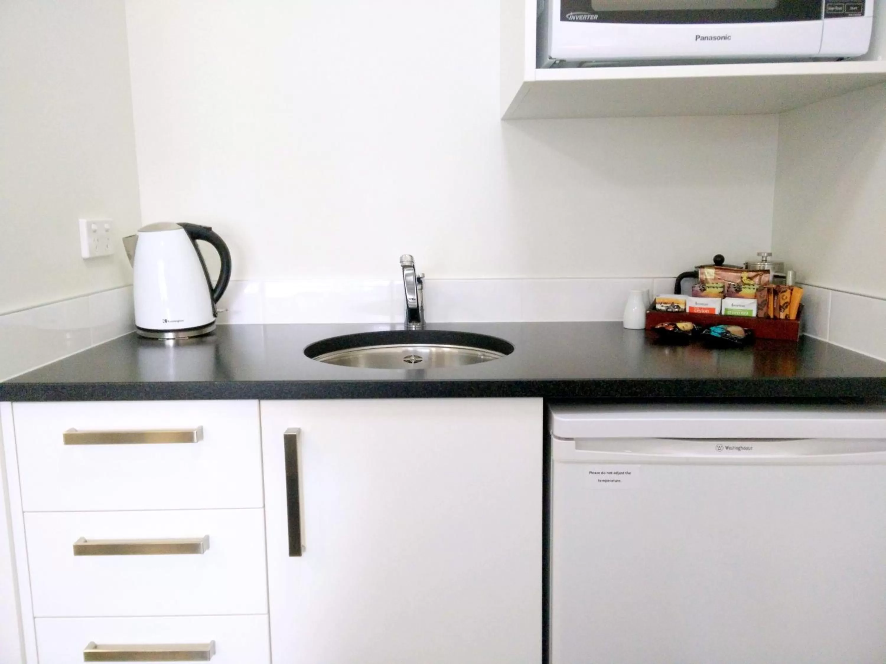 Kitchen or kitchenette in Airport Palms Motel