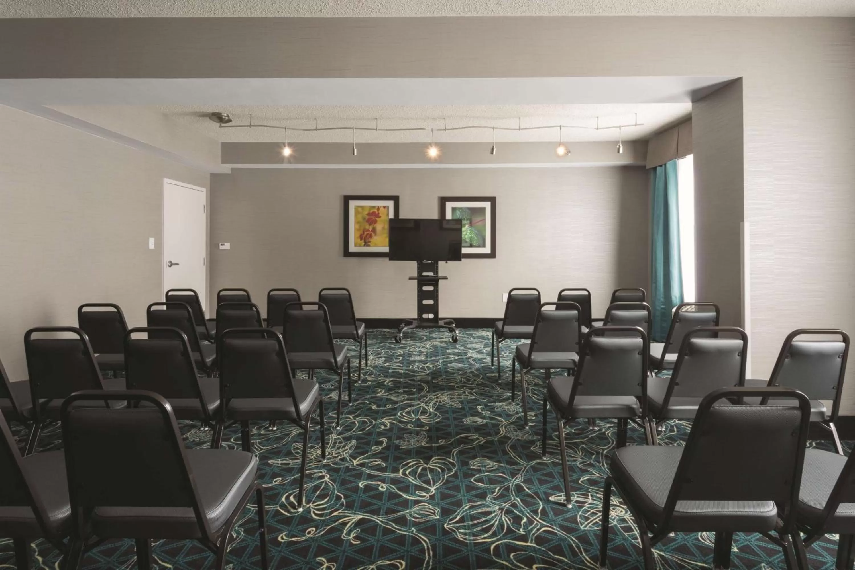 Business facilities in La Quinta by Wyndham Lynchburg at Liberty Univ.