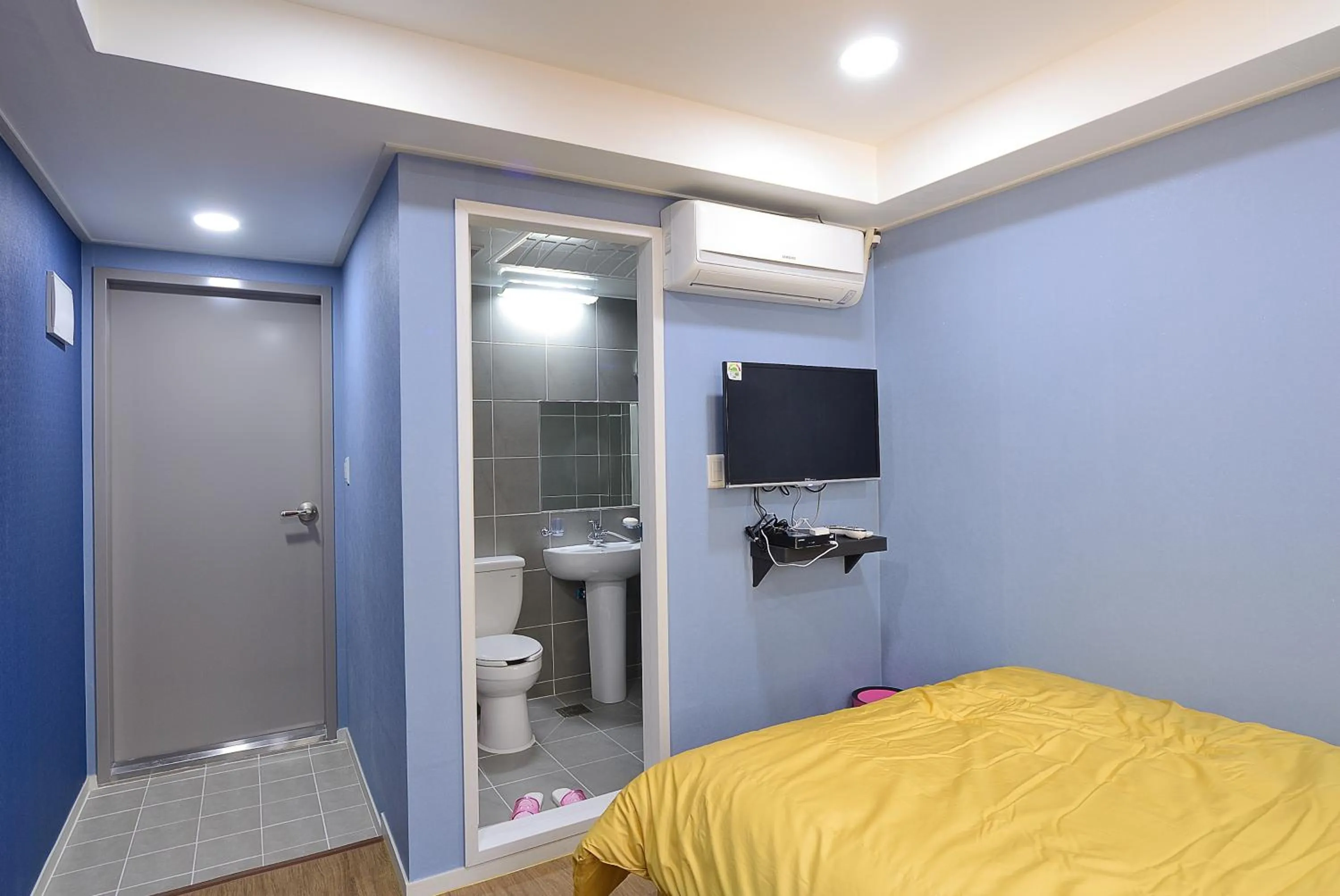 Photo of the whole room, Bed in Red Guesthouse