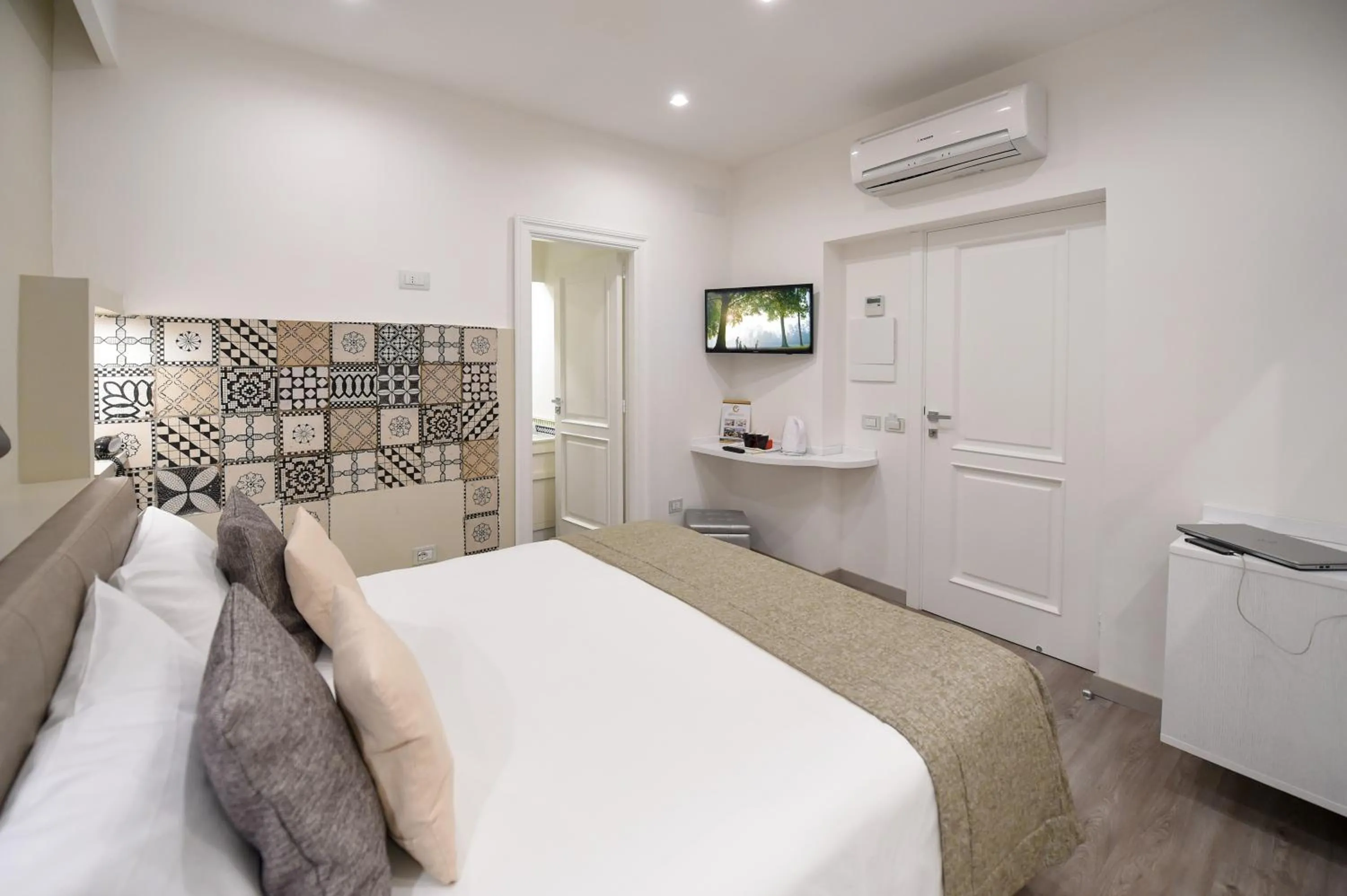 Photo of the whole room, Bed in Hotel Sorrento City