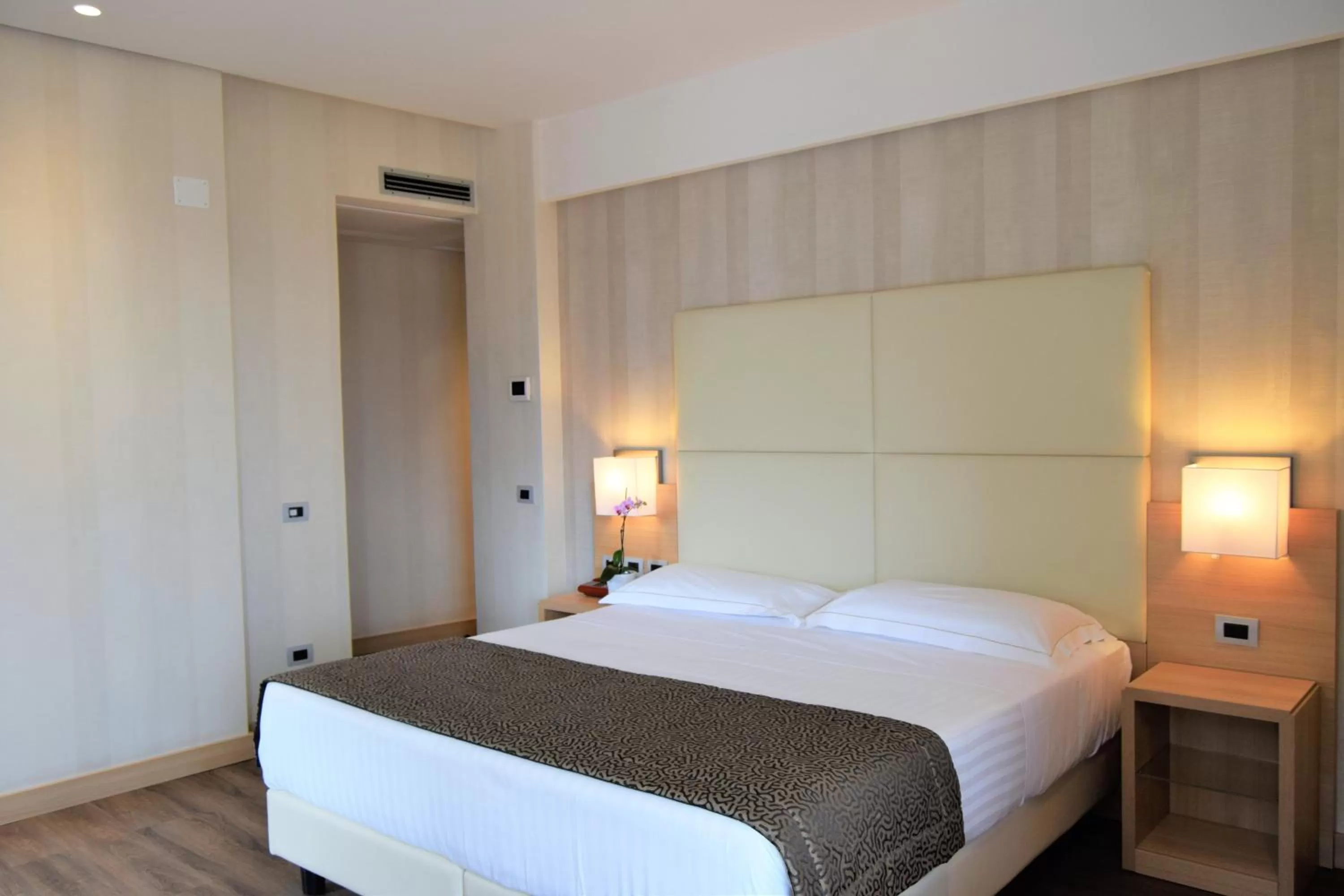 Photo of the whole room, Bed in Hotel Continental