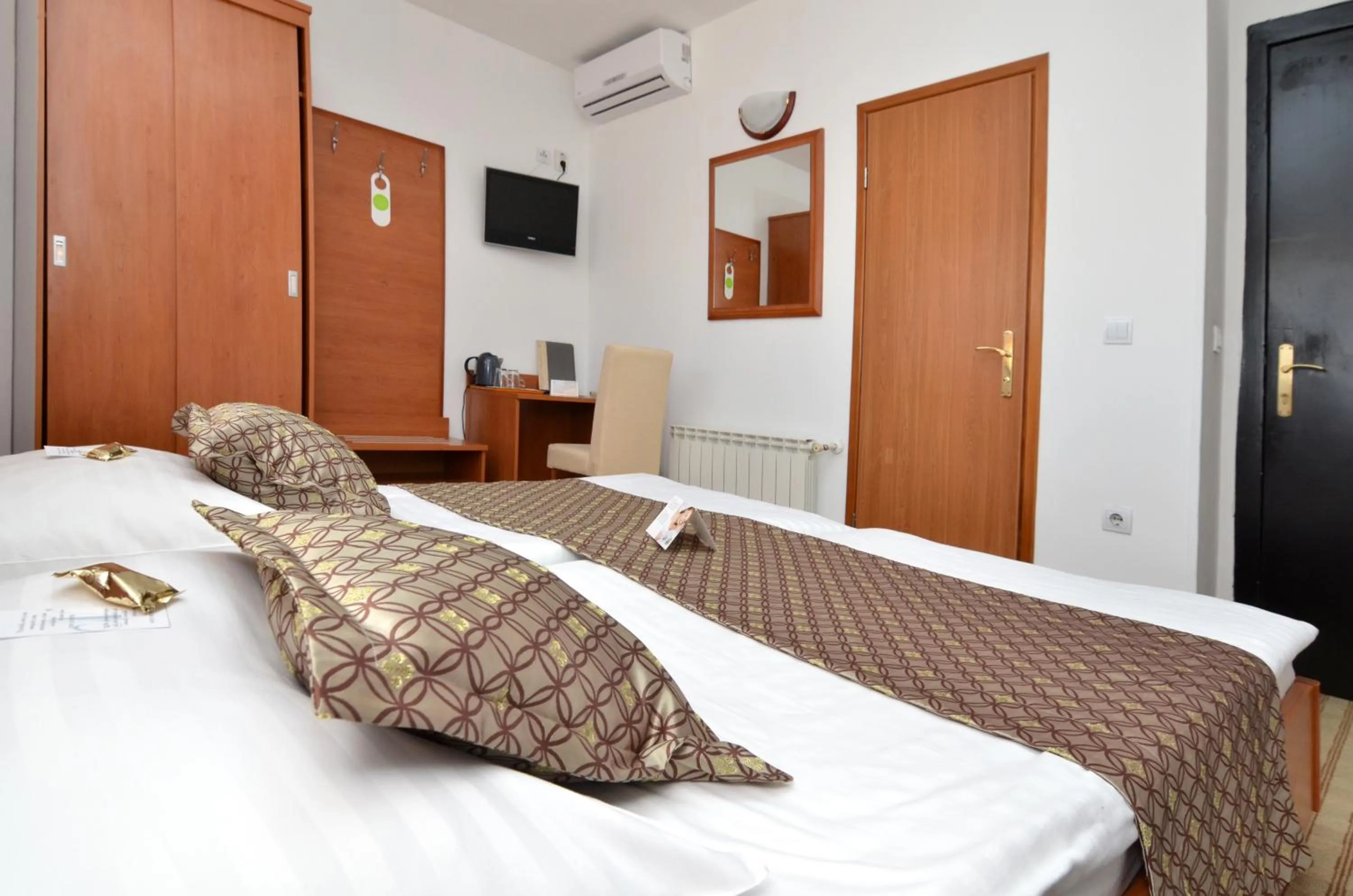 TV and multimedia, Bed in Hotel Neboder