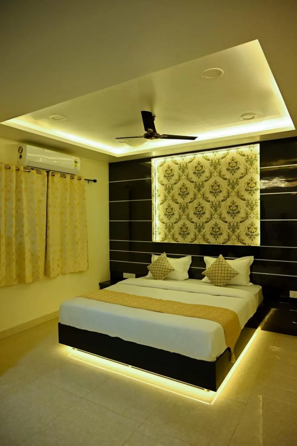 Photo of the whole room, Bed in Hotel Golden Bliss