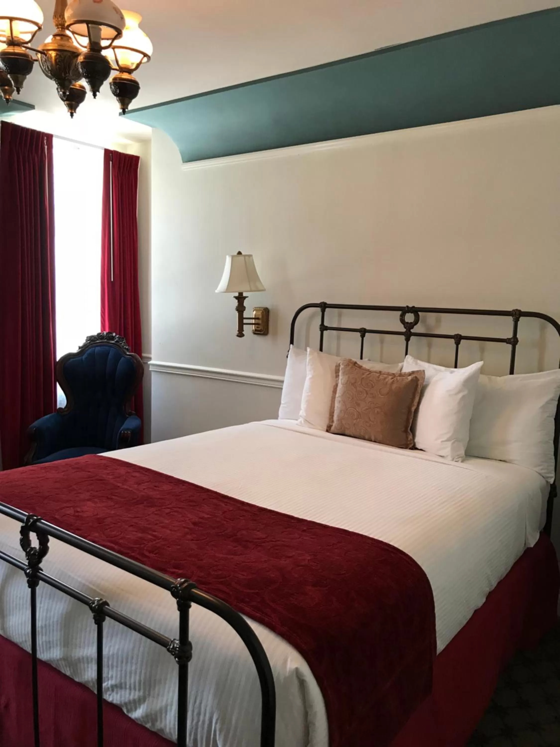 Bedroom, Bed in Mizpah Hotel