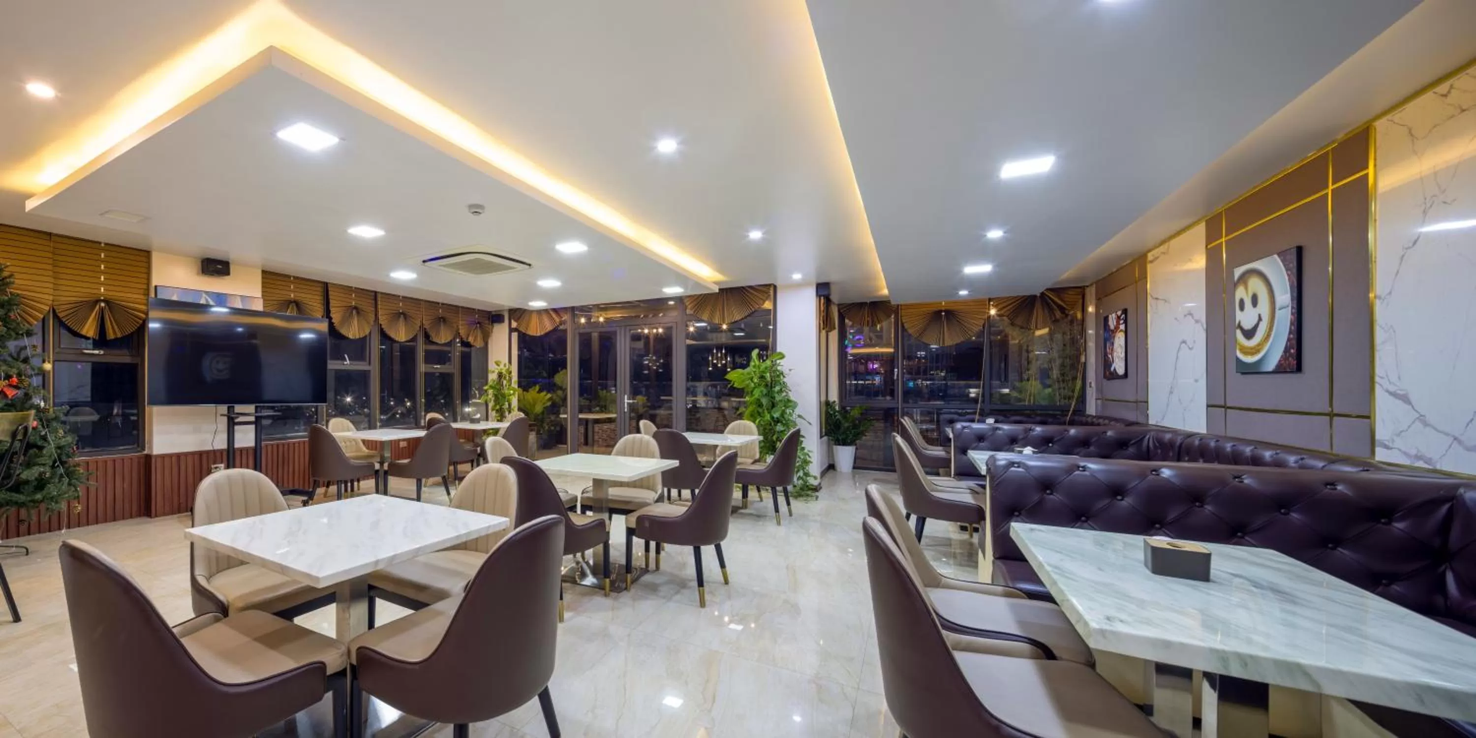 Restaurant/places to eat in Diamond Luxury Hotel
