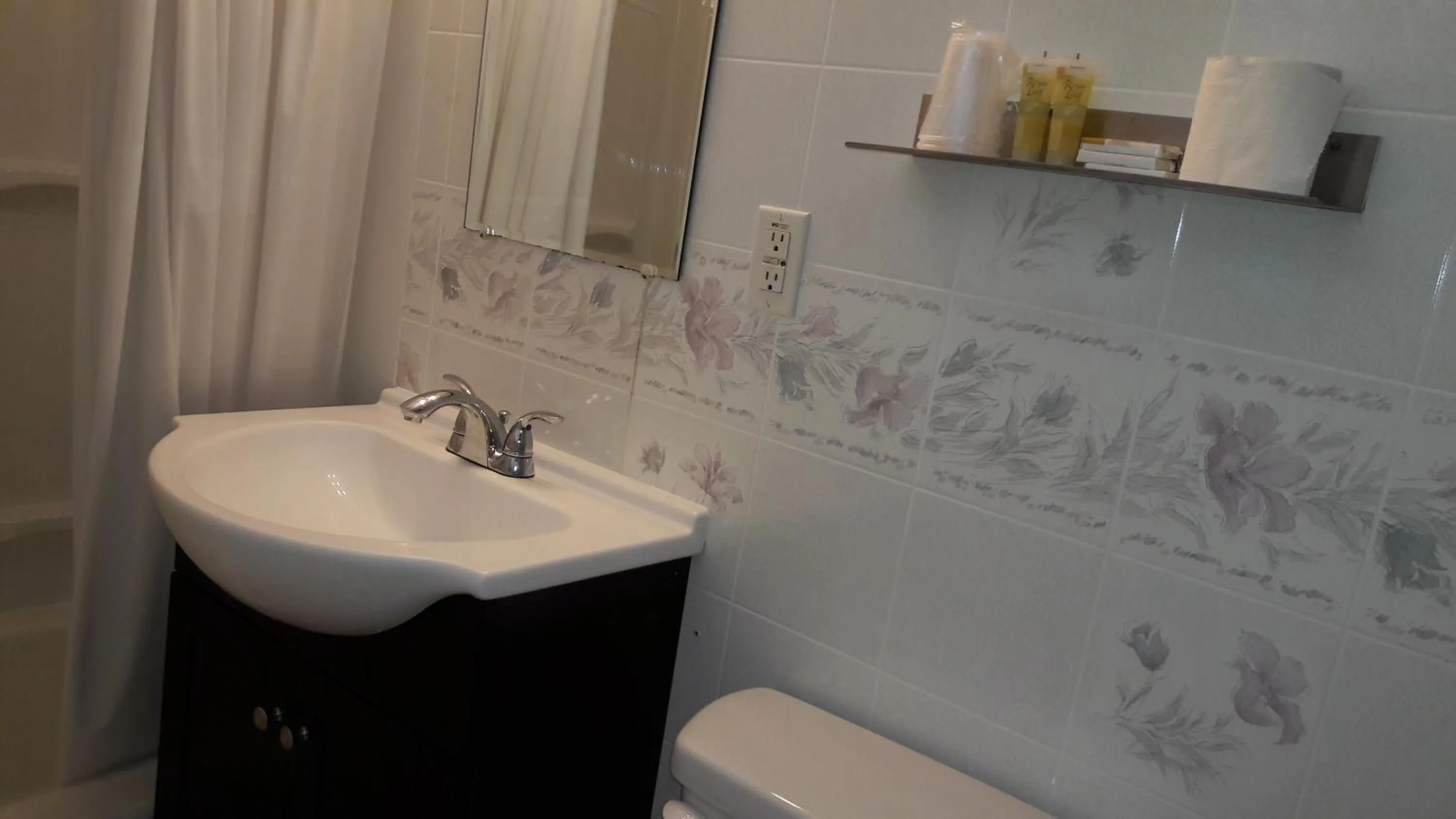 Day in Pinebrook Motel