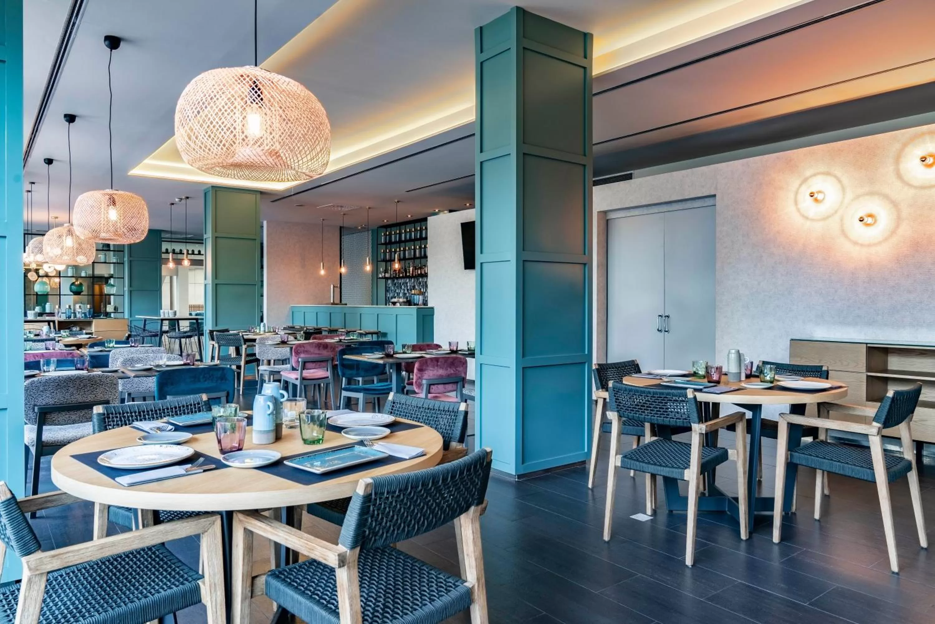 Restaurant/places to eat in Vincci Maritimo