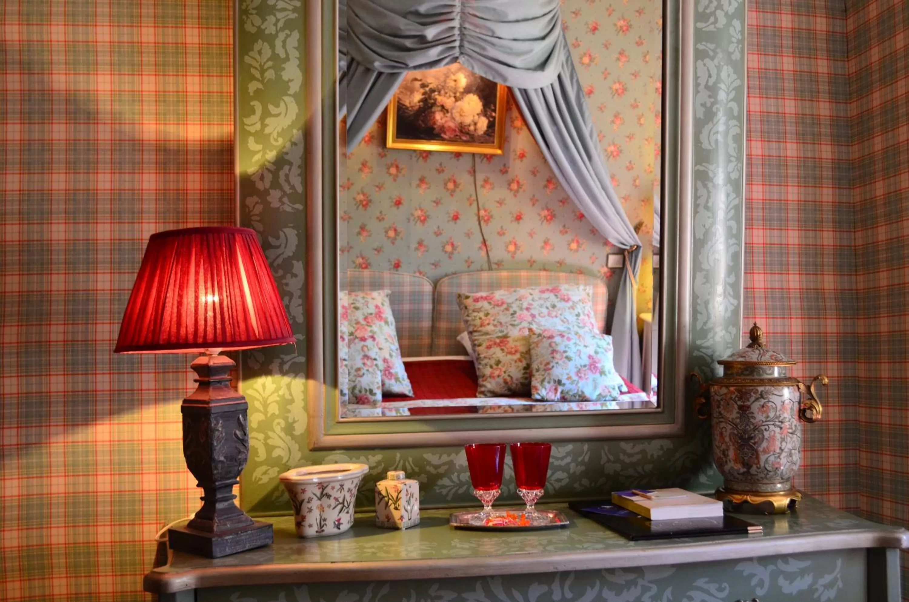 Photo of the whole room in Hotel Le Saint Laurent