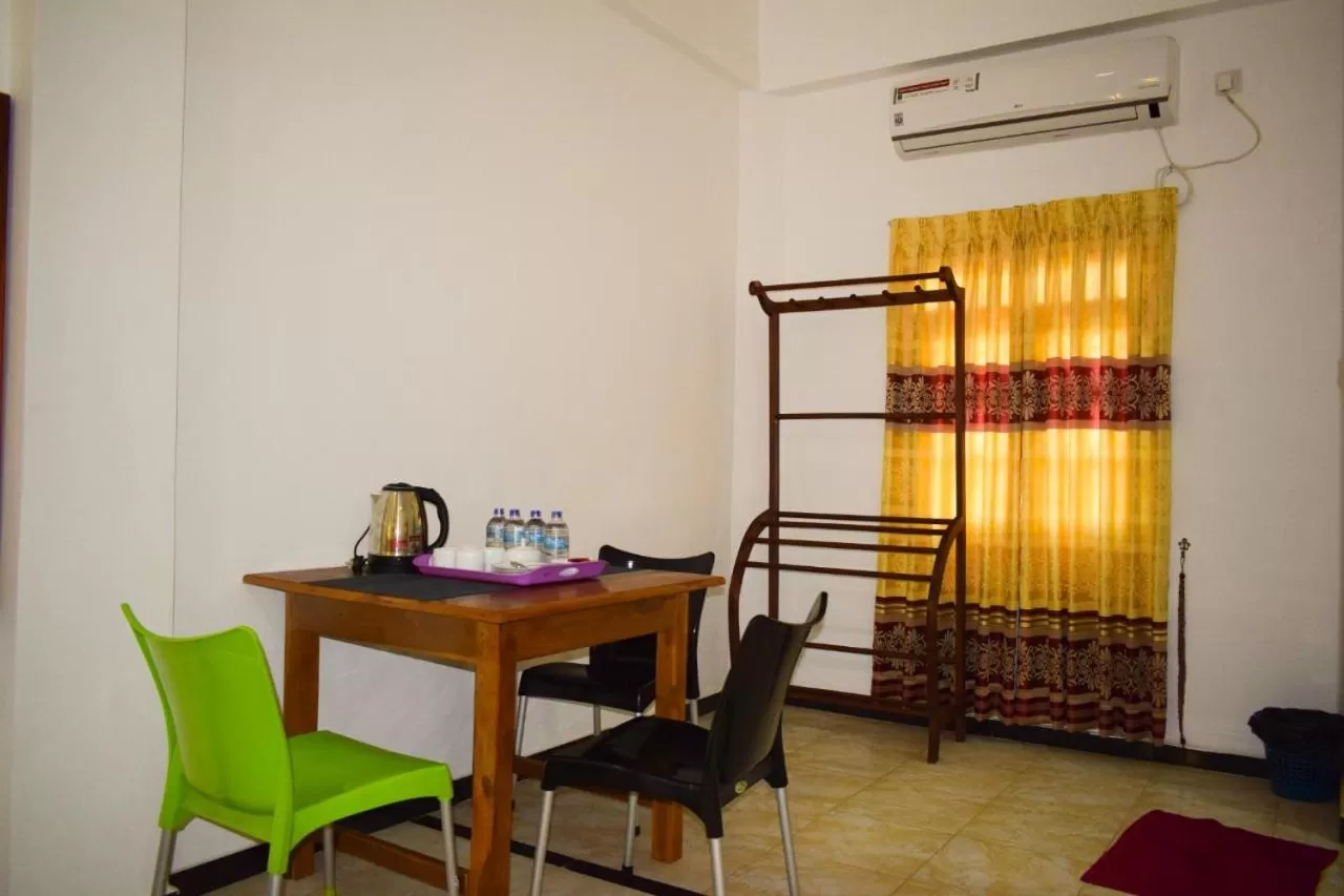 Dining Area in Hotel Theevanni Inn