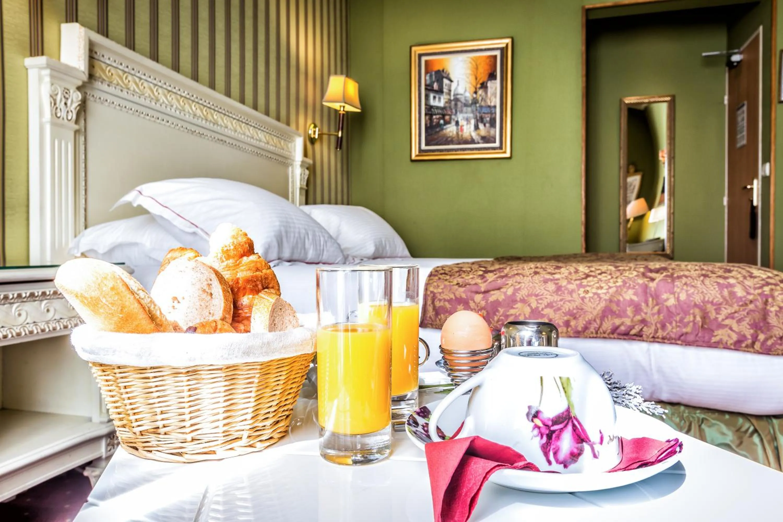 Food and drinks, Bed in Hotel Regence Paris