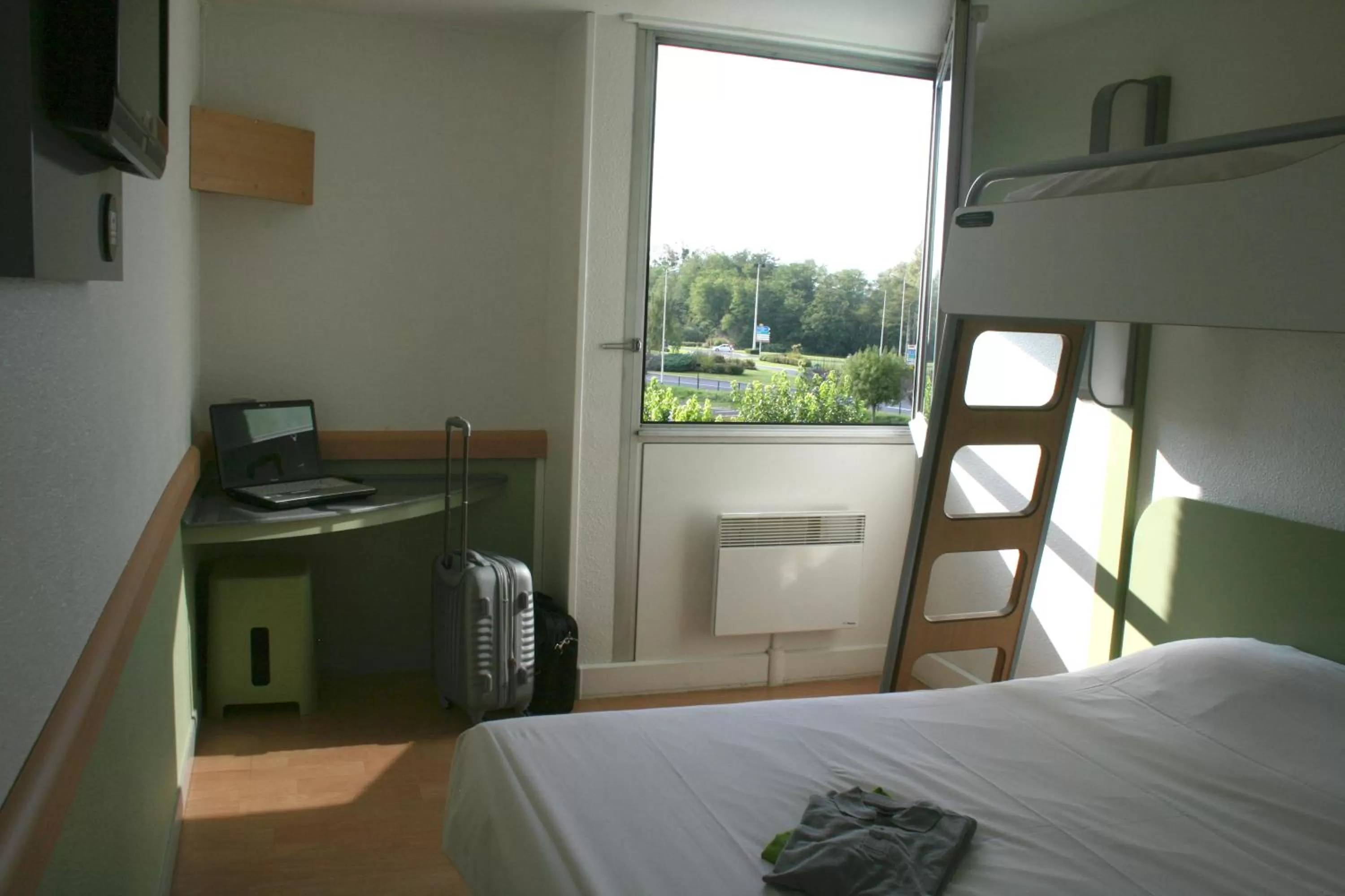 Photo of the whole room, Bed in ibis Budget Thiers