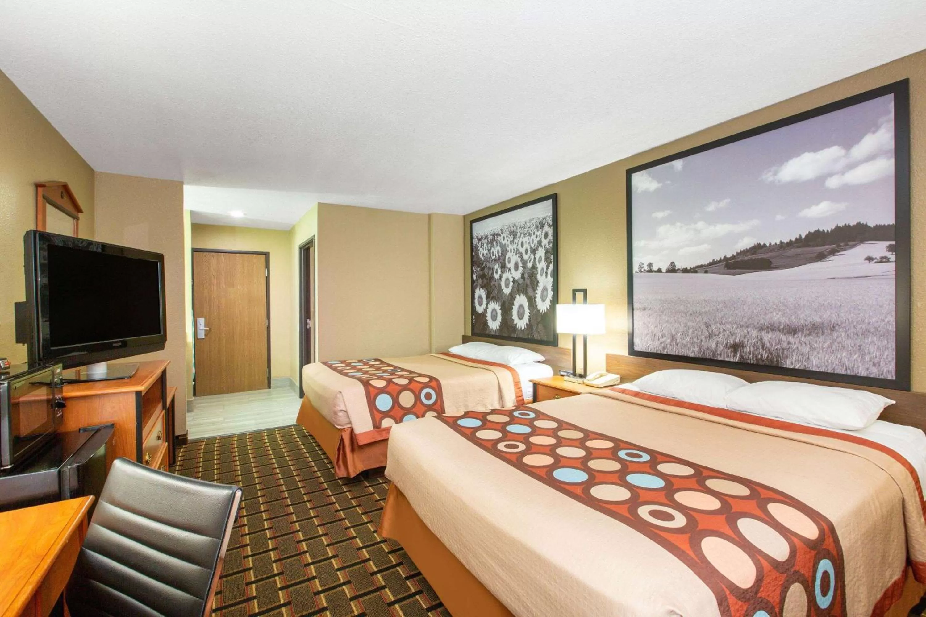 Photo of the whole room, Bed in Super 8 by Wyndham Ottawa