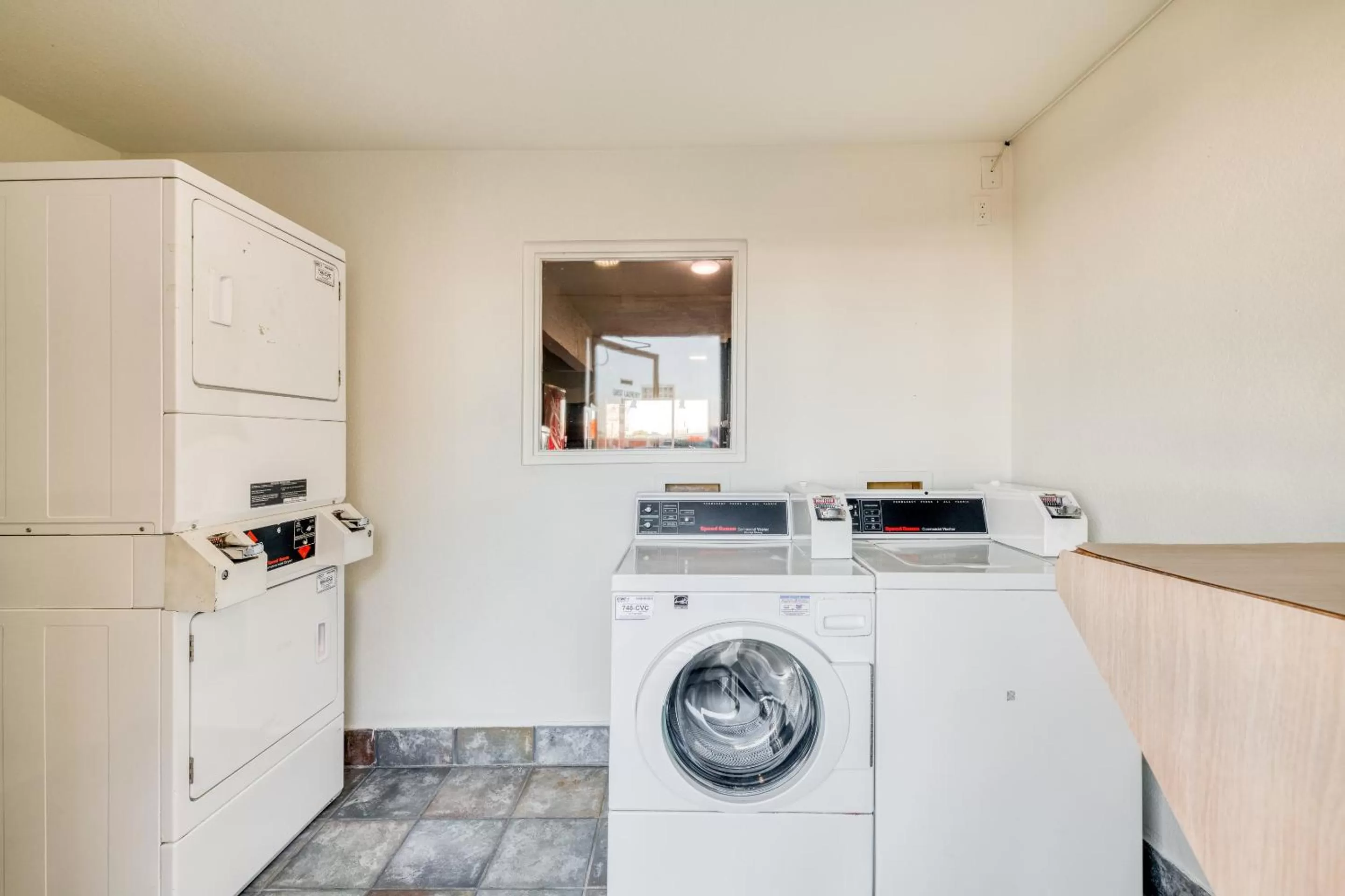 laundry in OYO Hotel Houston Southwest I-69