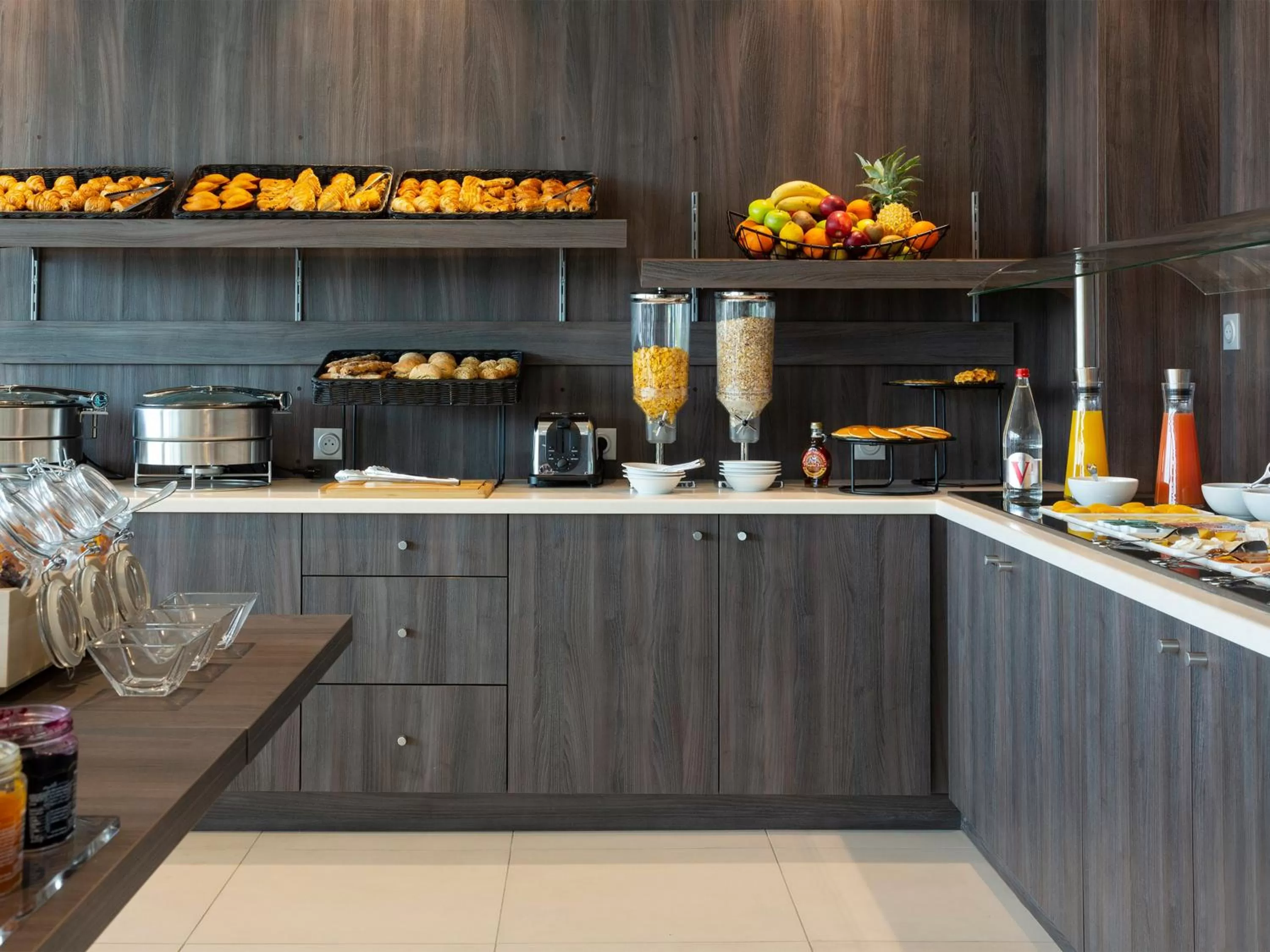 Food and drinks in Hôtel Roi Soleil Prestige Plaisir - St Quentin