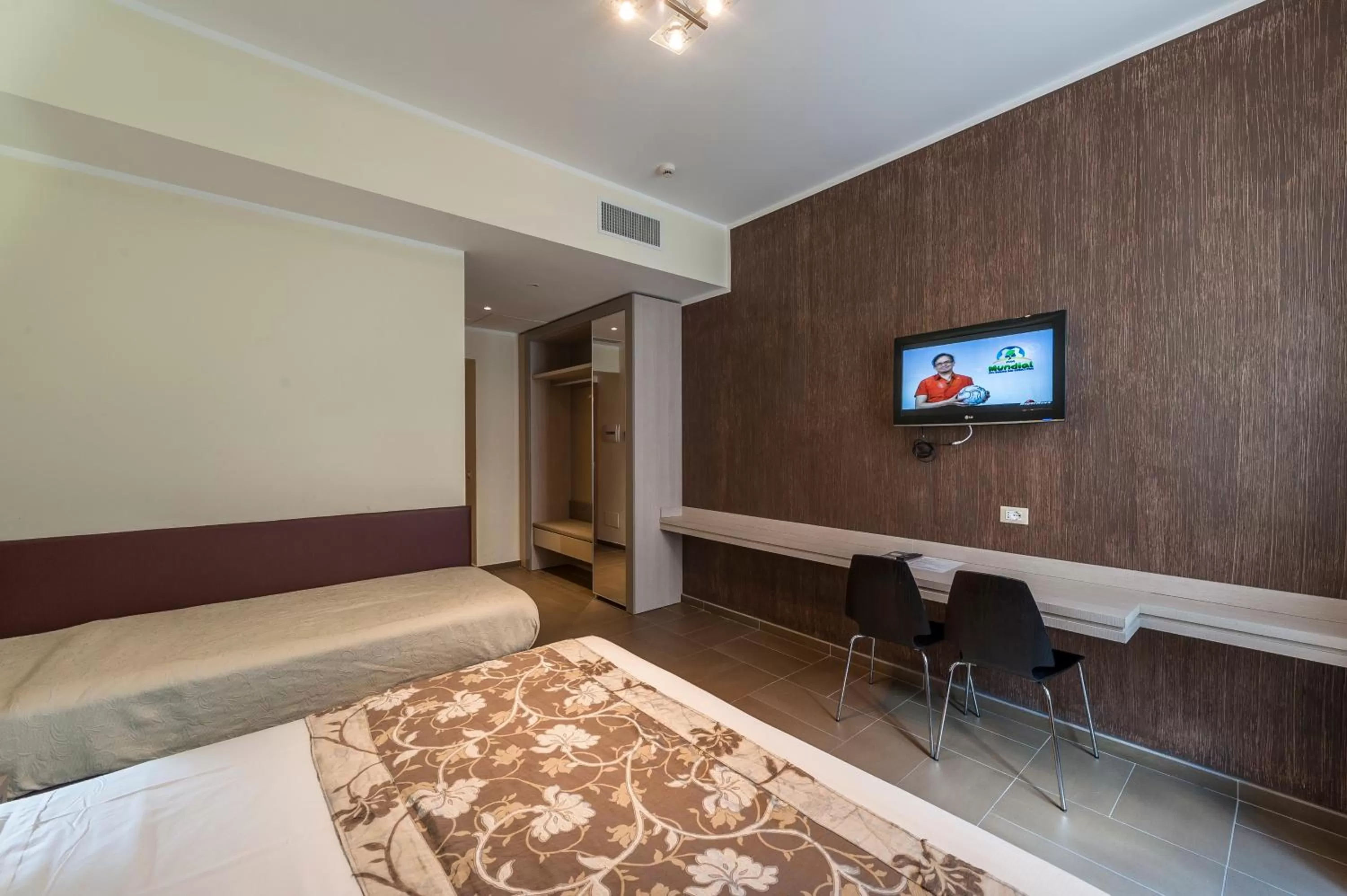 bunk bed, Bed in Hotel California