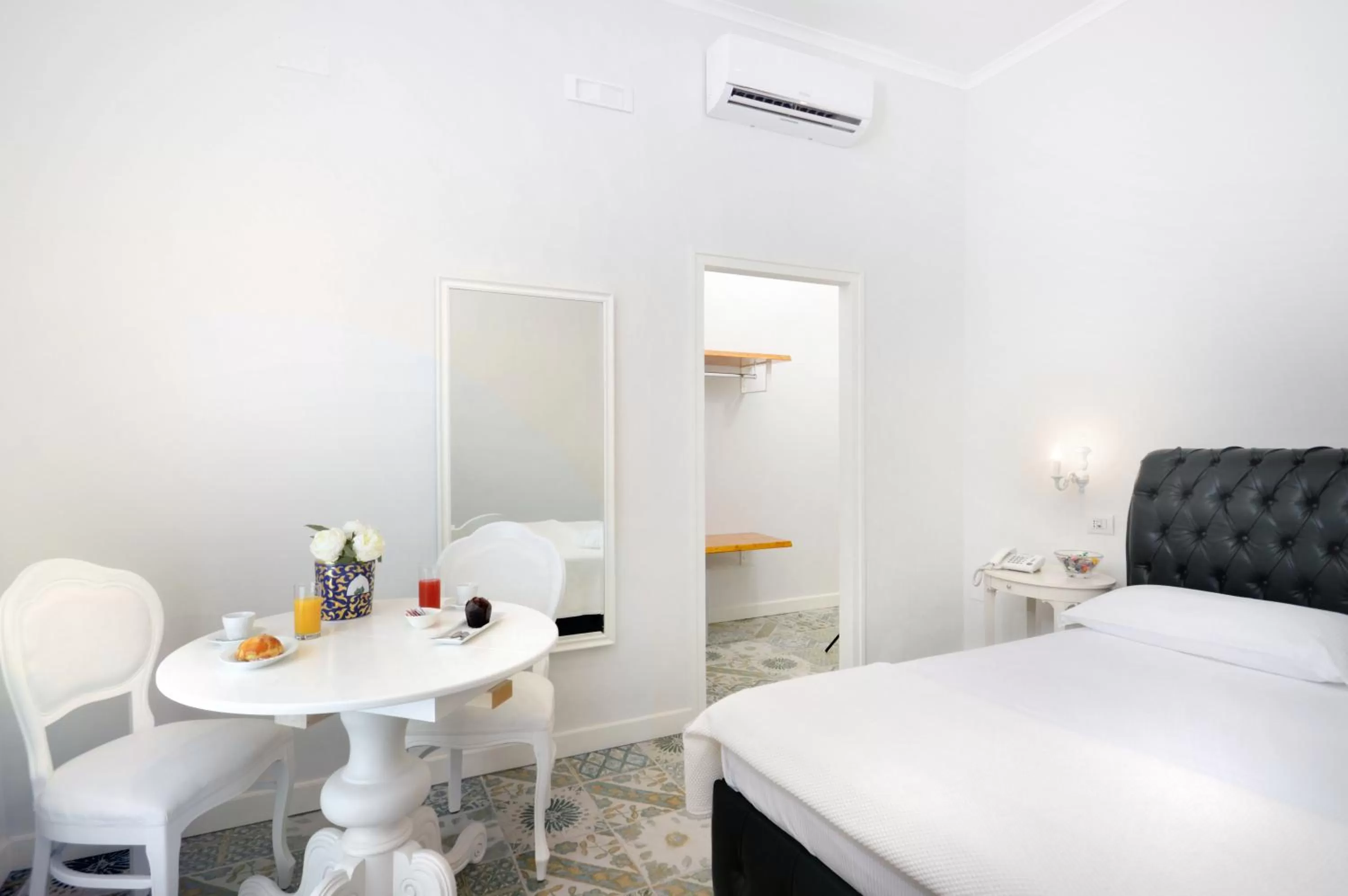 Photo of the whole room, Bed in Barbarella Home