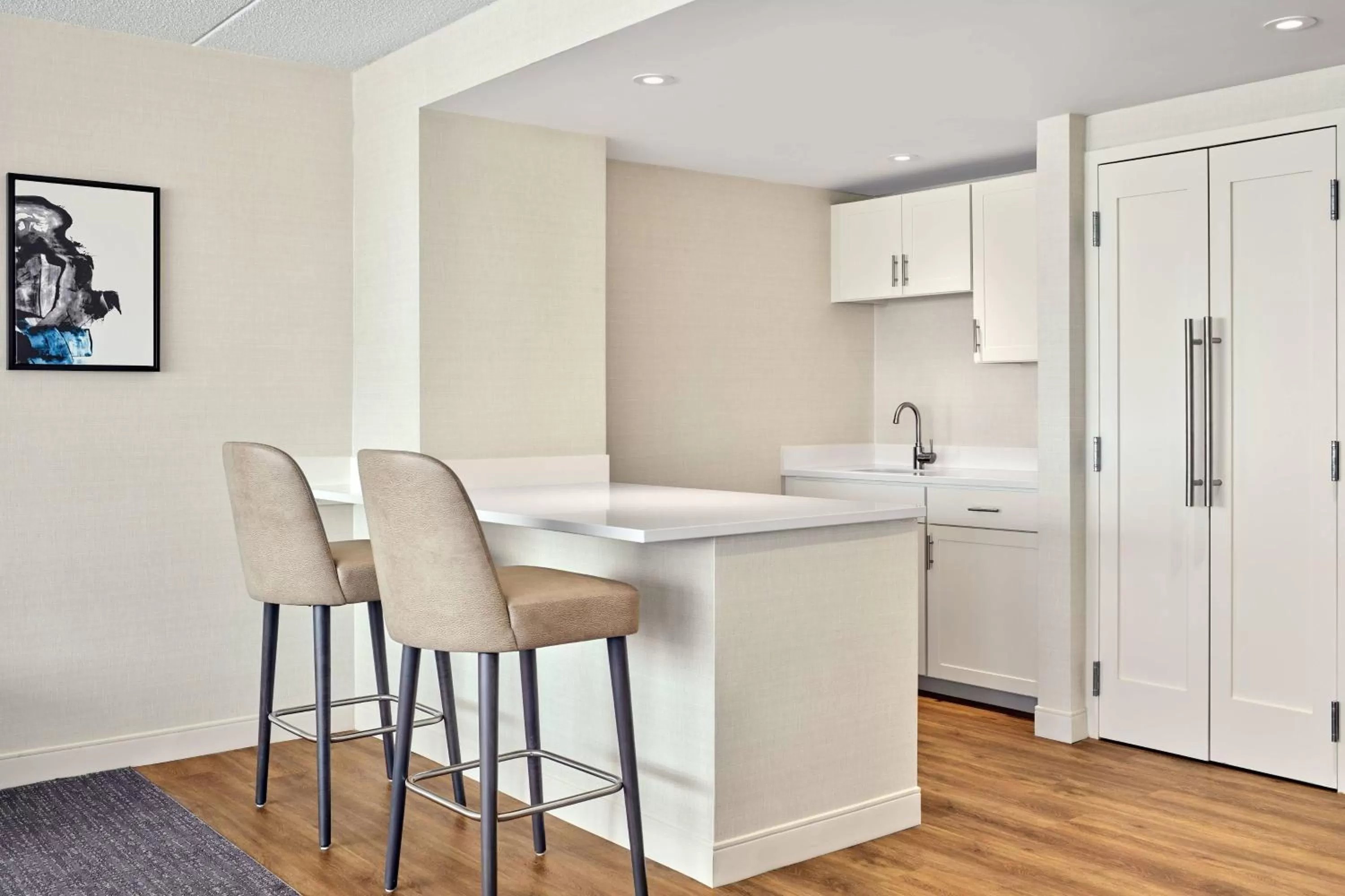 Kitchen or kitchenette in Delta Hotels by Marriott Muskegon Convention Center