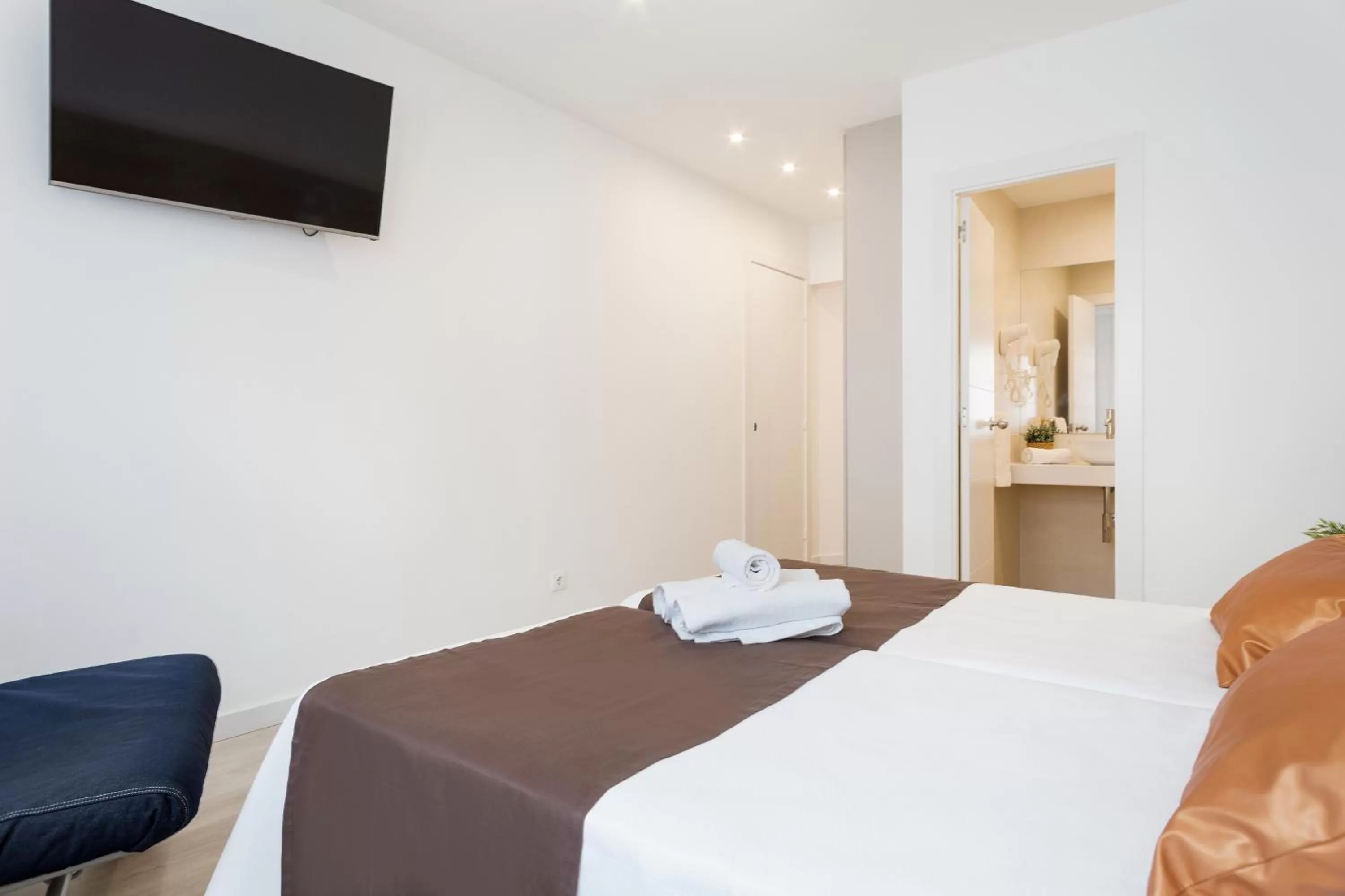 Bathroom, Bed in BcnStop Sagrada Familia