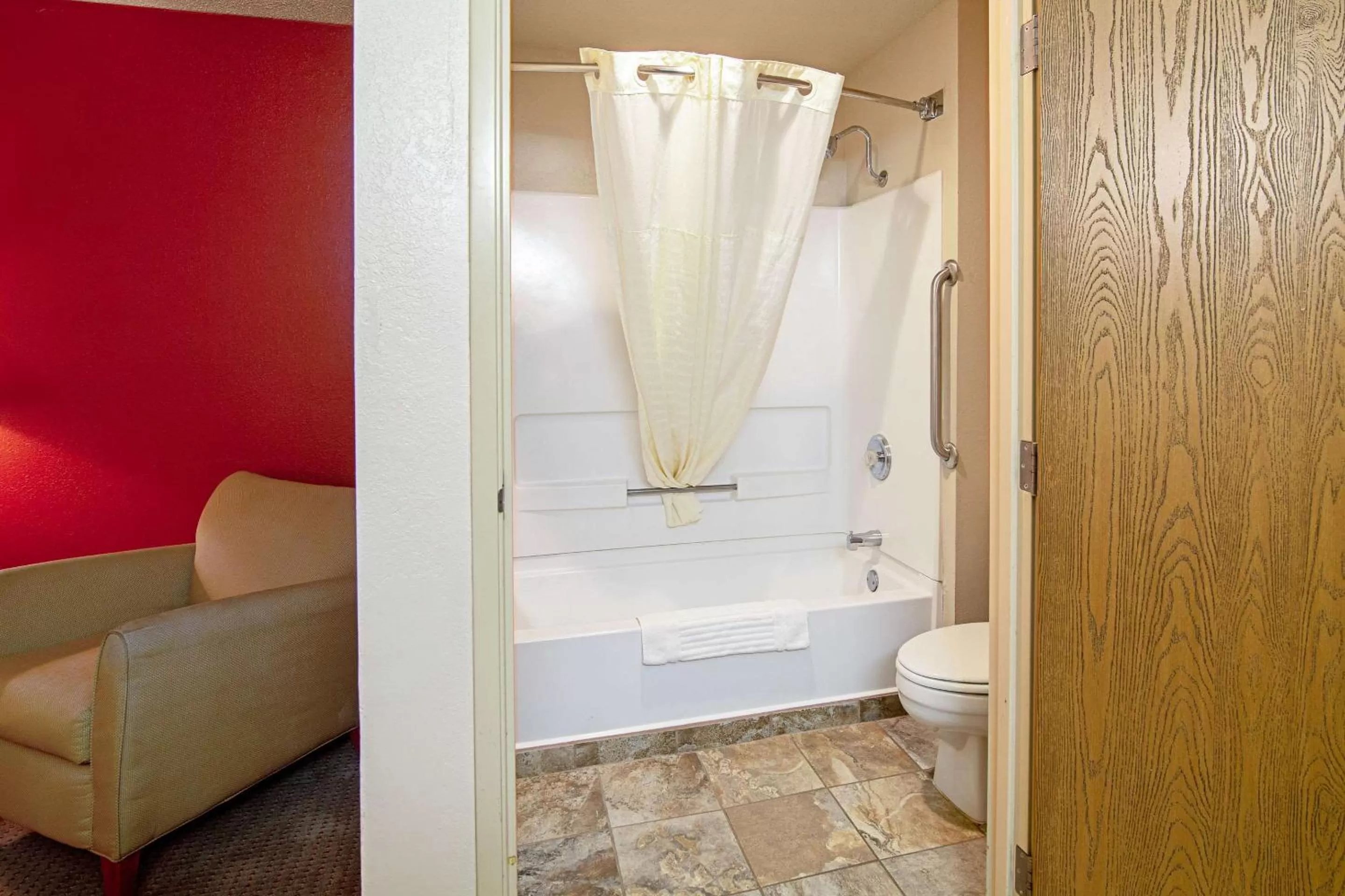 Bathroom in Quality Inn Aberdeen