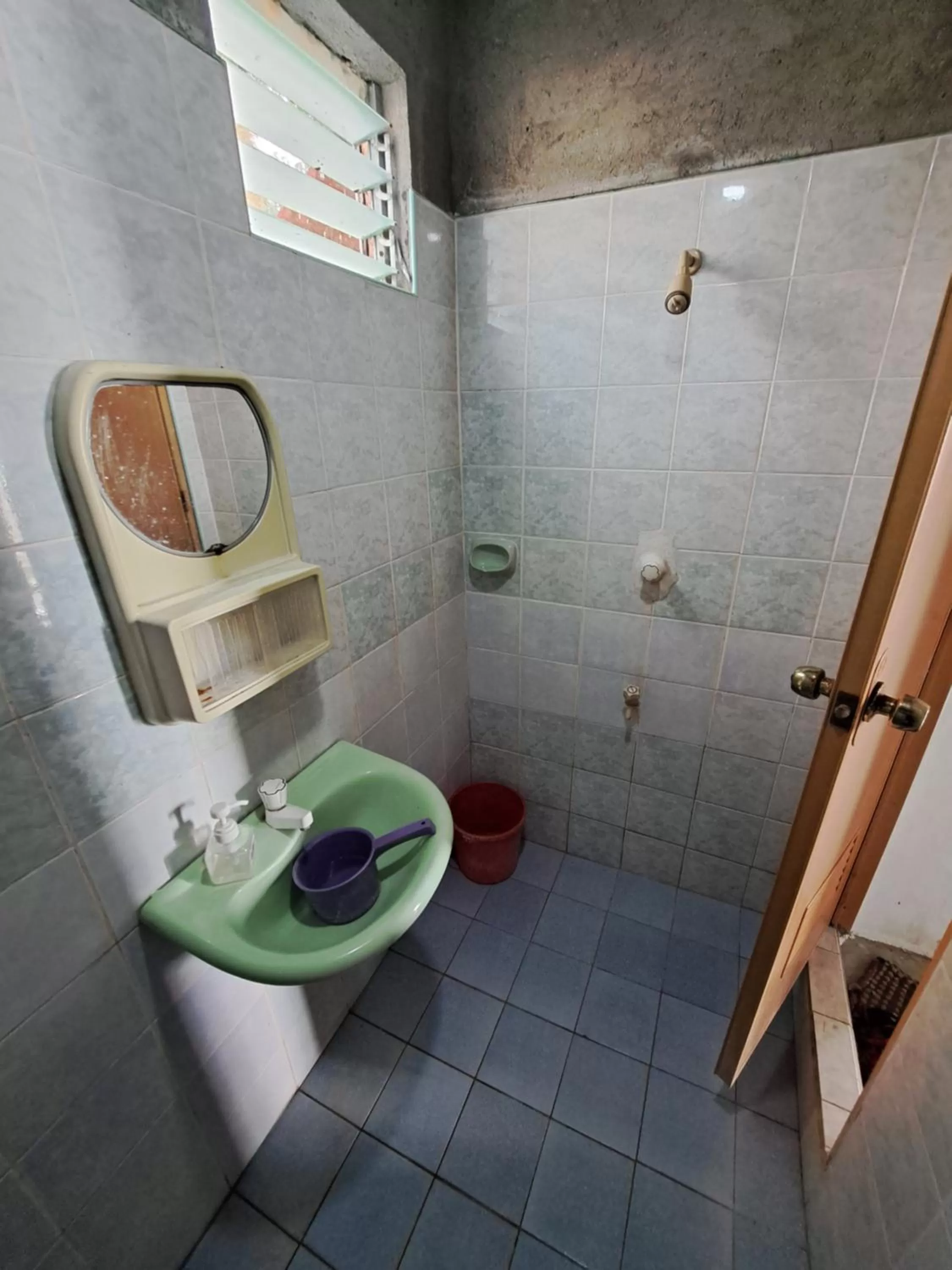 Shower in Paseo Del Mar Seaside Inn