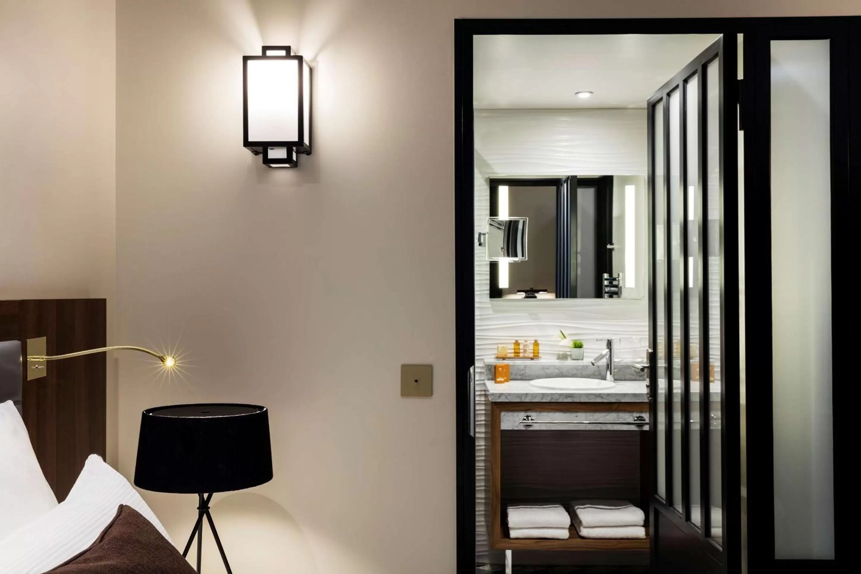 Photo of the whole room, Bed in Hôtel Mayflower Opera