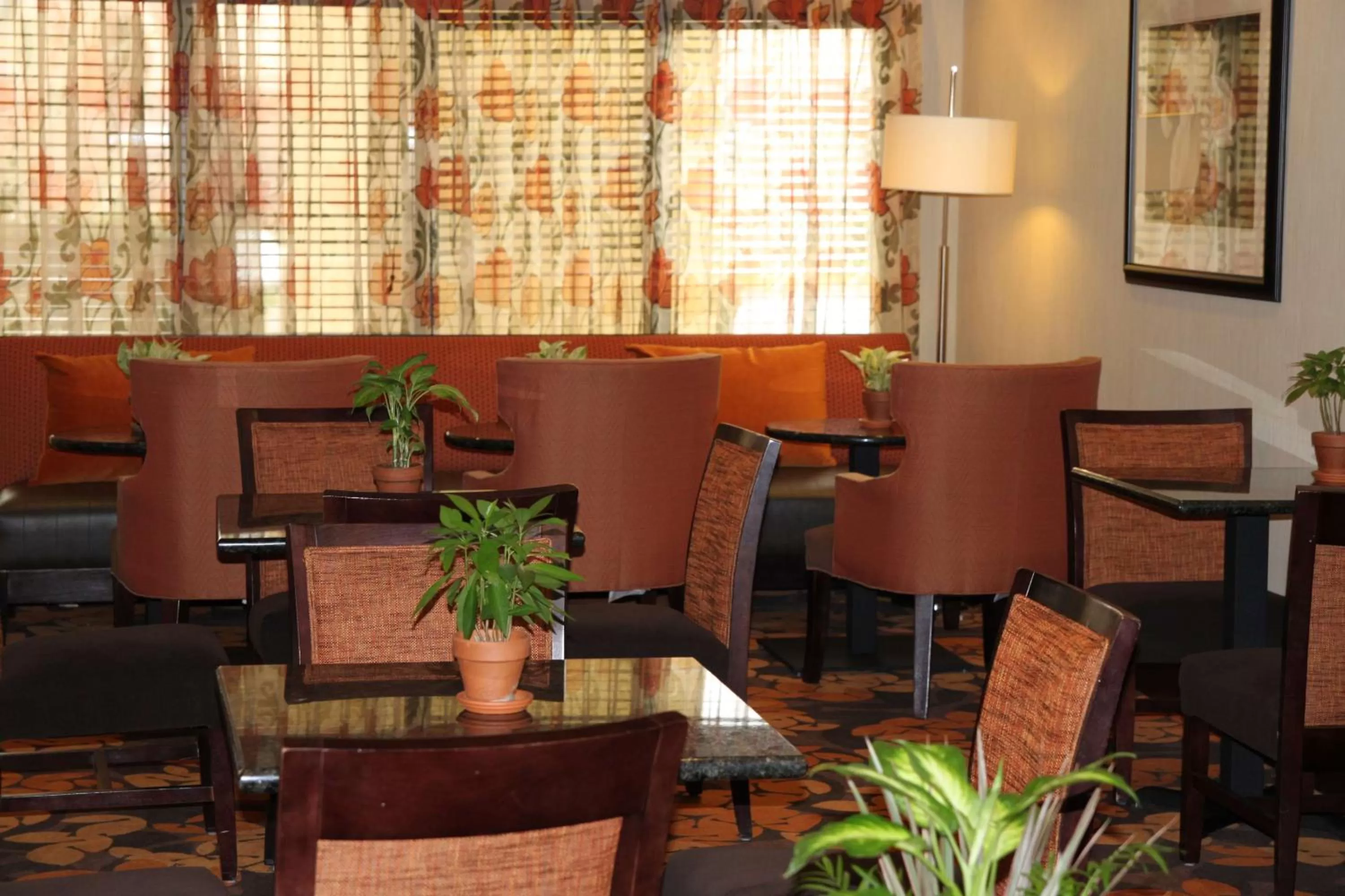 Dining area in Hampton Inn Atlanta/Peachtree City
