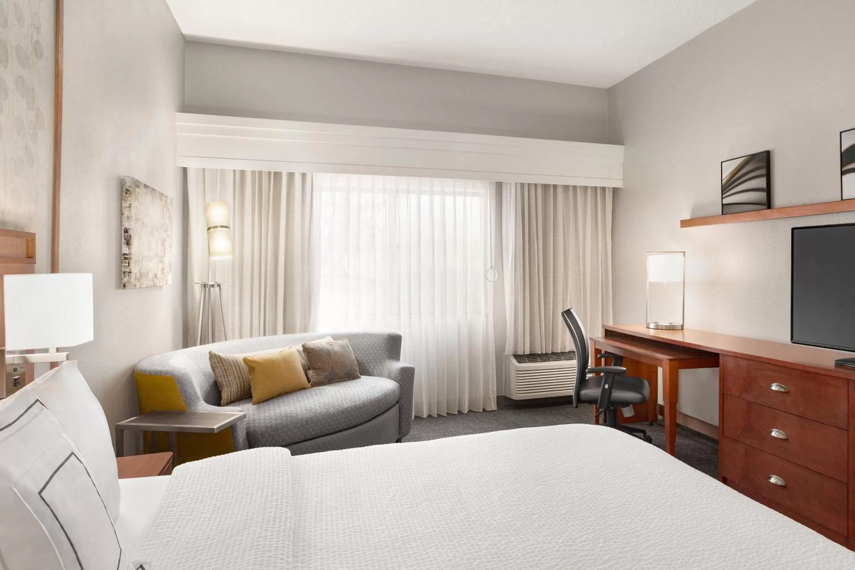 Photo of the whole room, Bed in Courtyard Tupelo