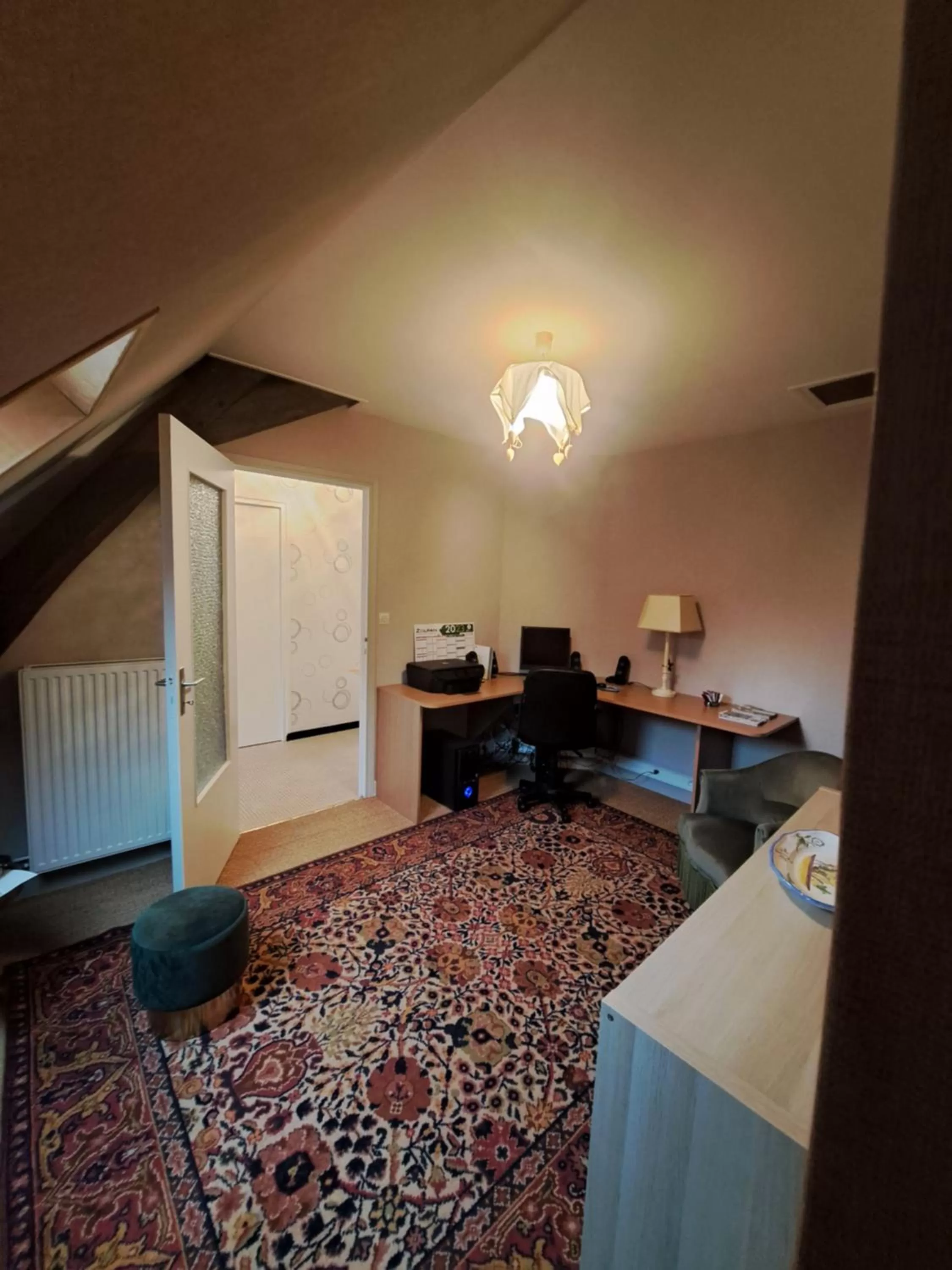 Living room, Bed in UN AIR MOULINOIS