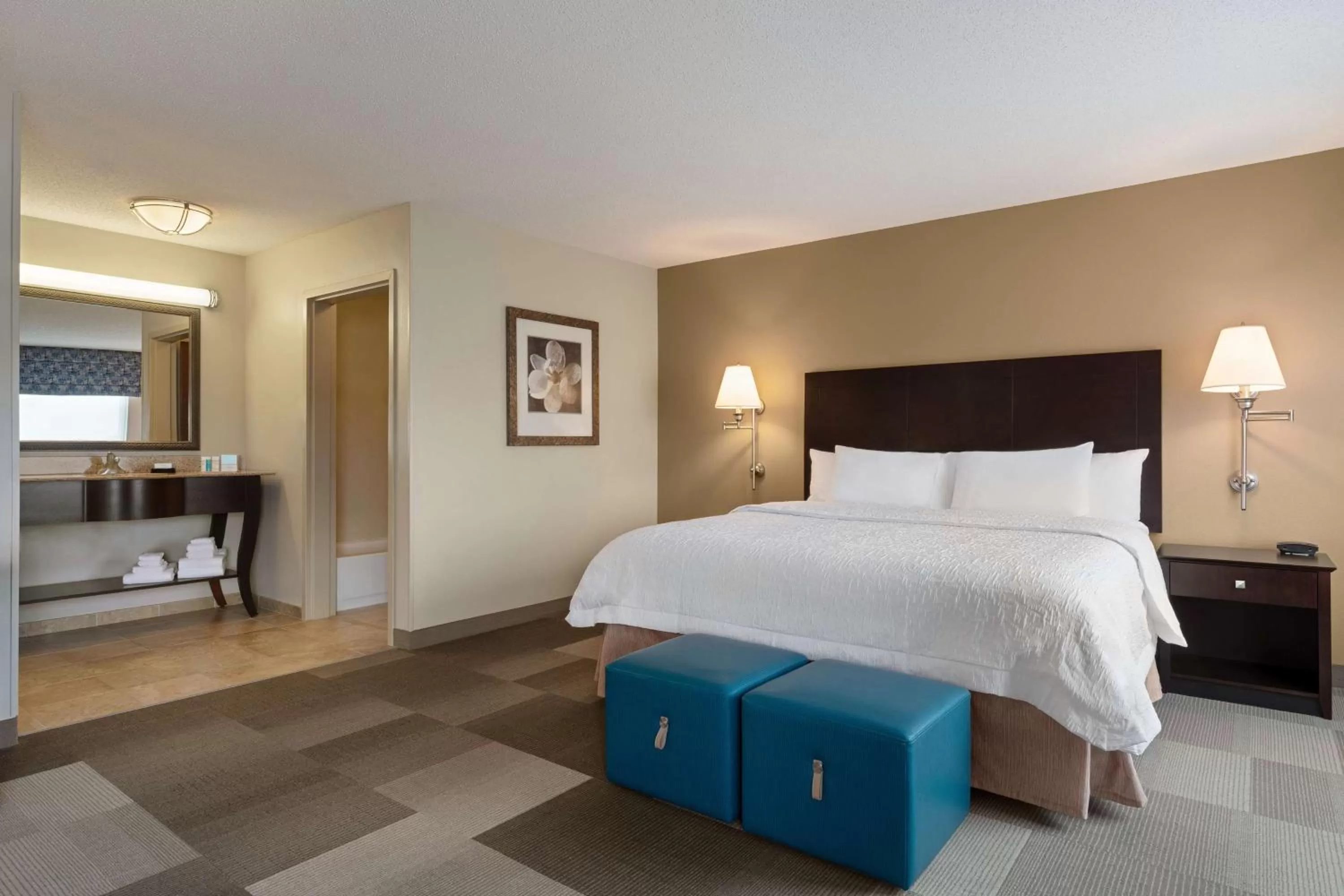 Bed in Hampton Inn & Suites Atlanta Airport West Camp Creek Pkwy