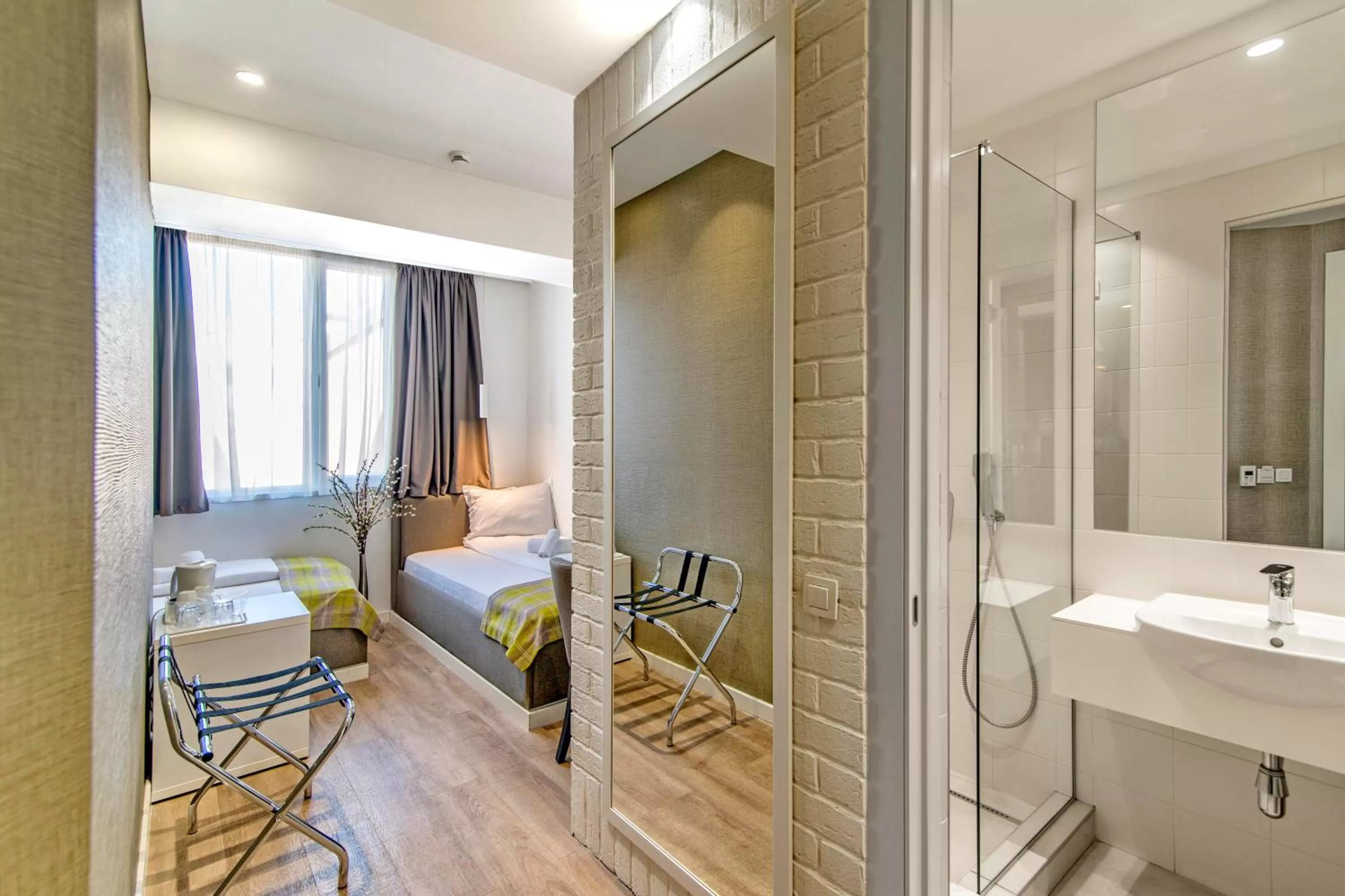 Bathroom, Bed in Belgrade Inn Garni Hotel