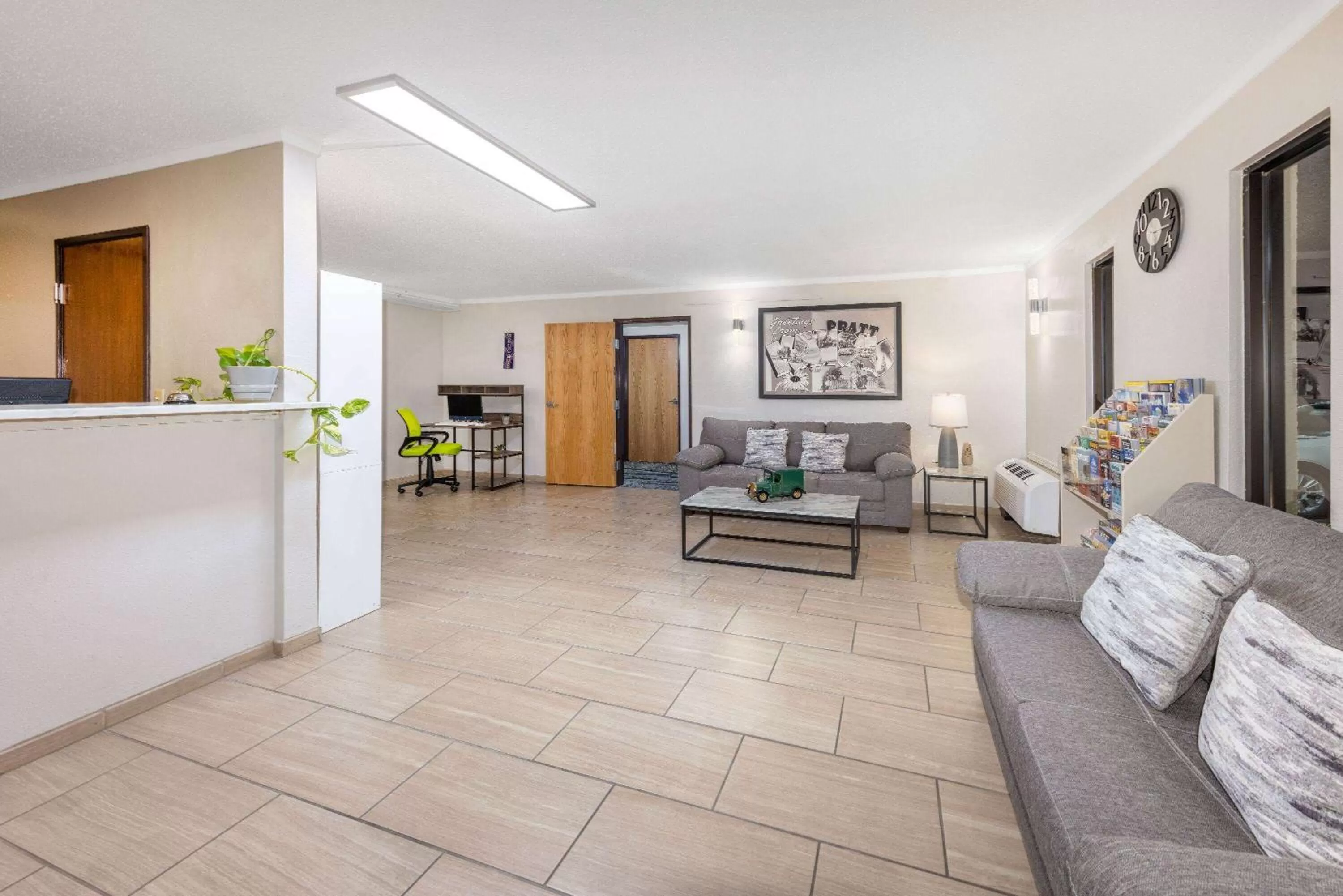 Lobby or reception in Super 8 by Wyndham Pratt
