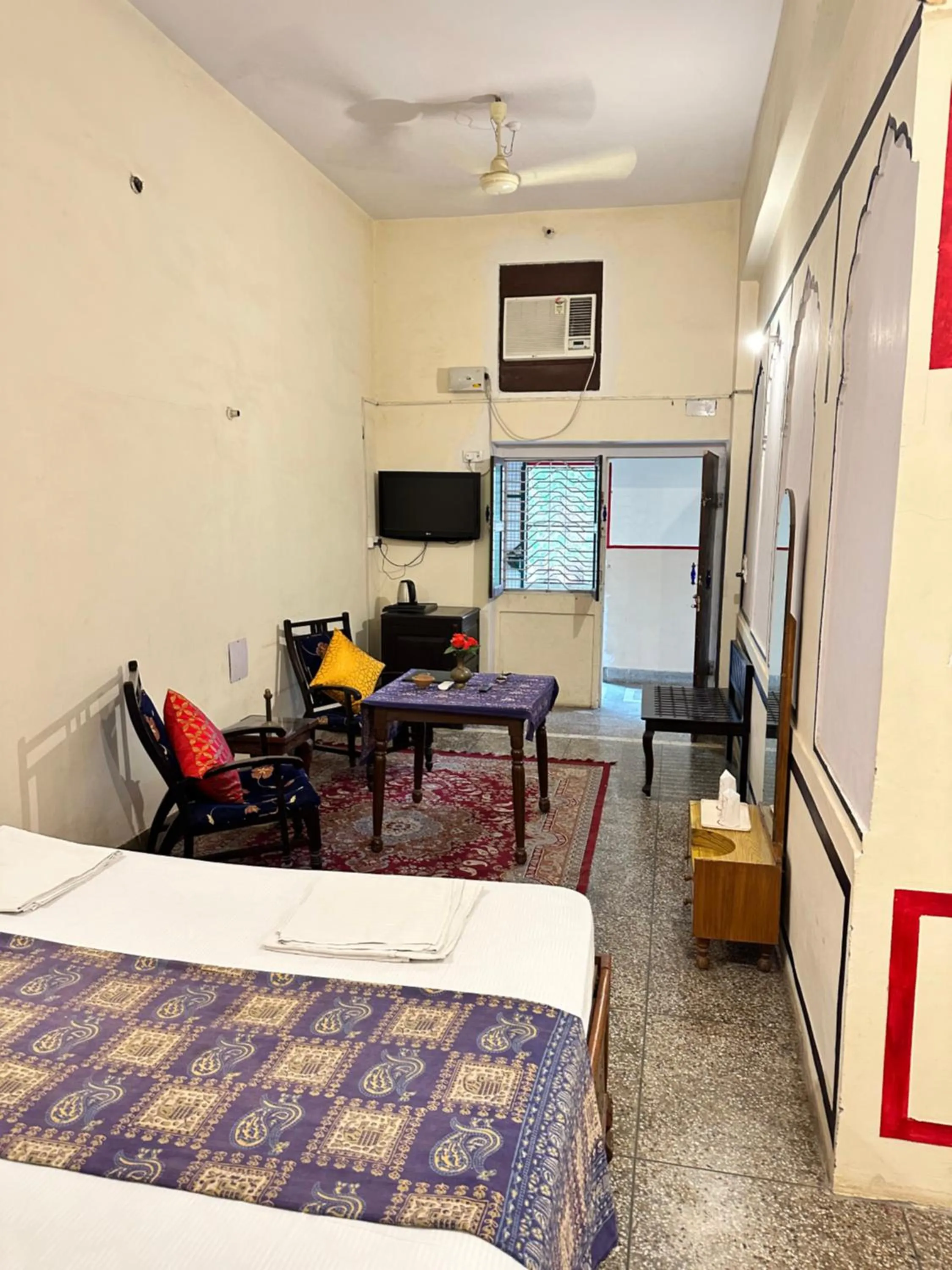 Bed in Rawla Mrignayani Palace