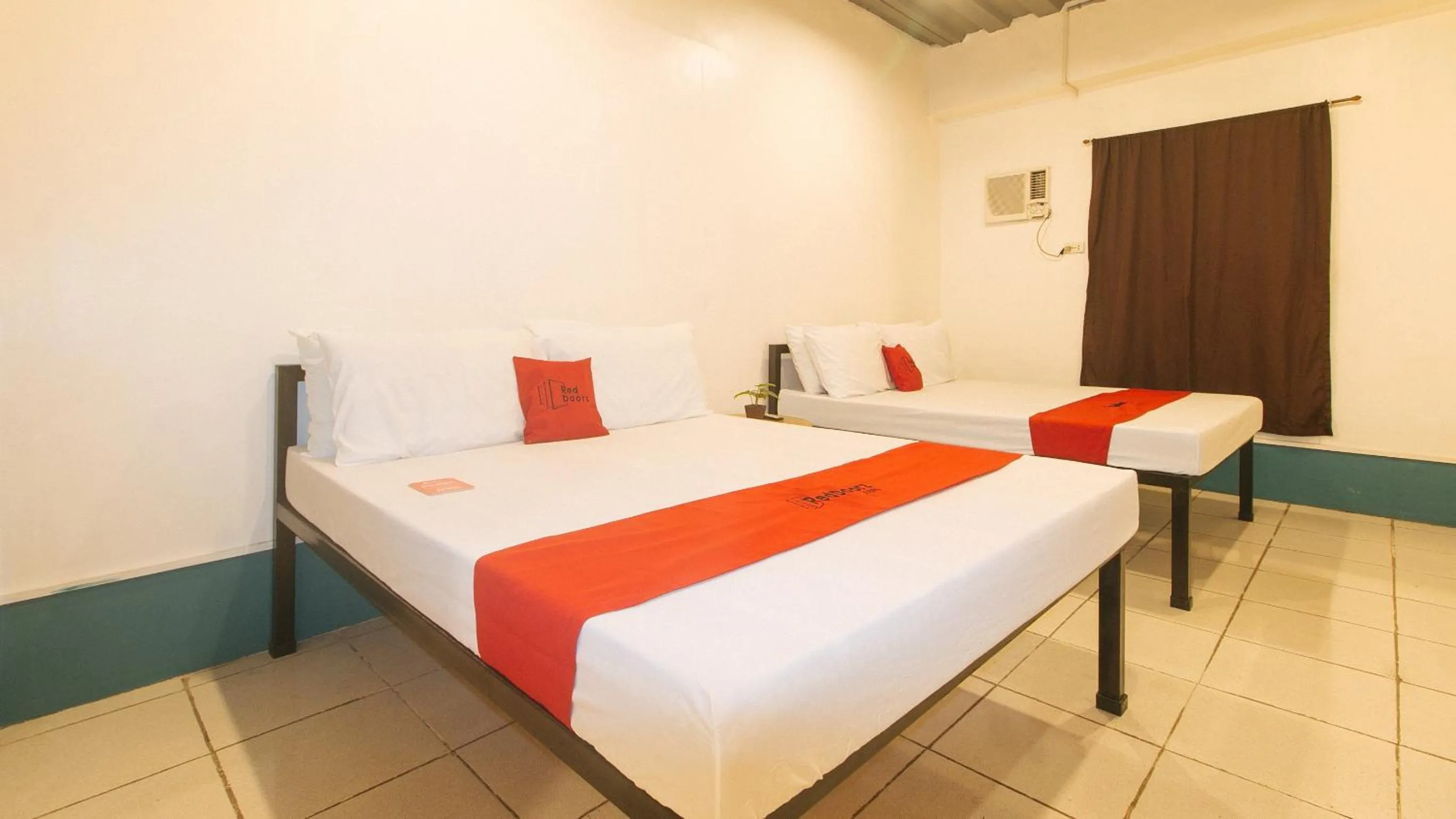 Photo of the whole room, Bed in RedDoorz at Crowne One Condo