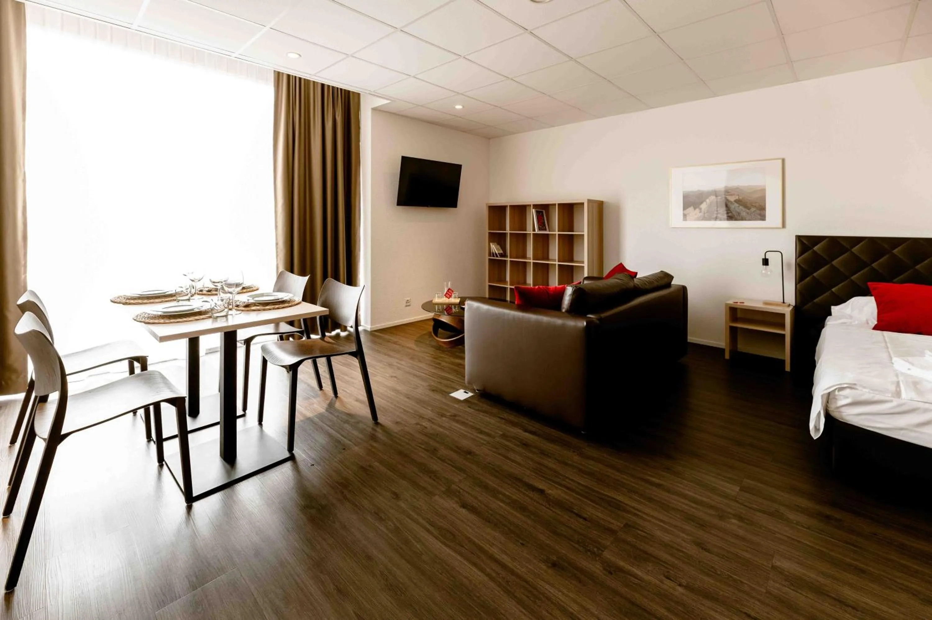 Photo of the whole room, Seating Area in Hotel Hine Adon Bern Airport