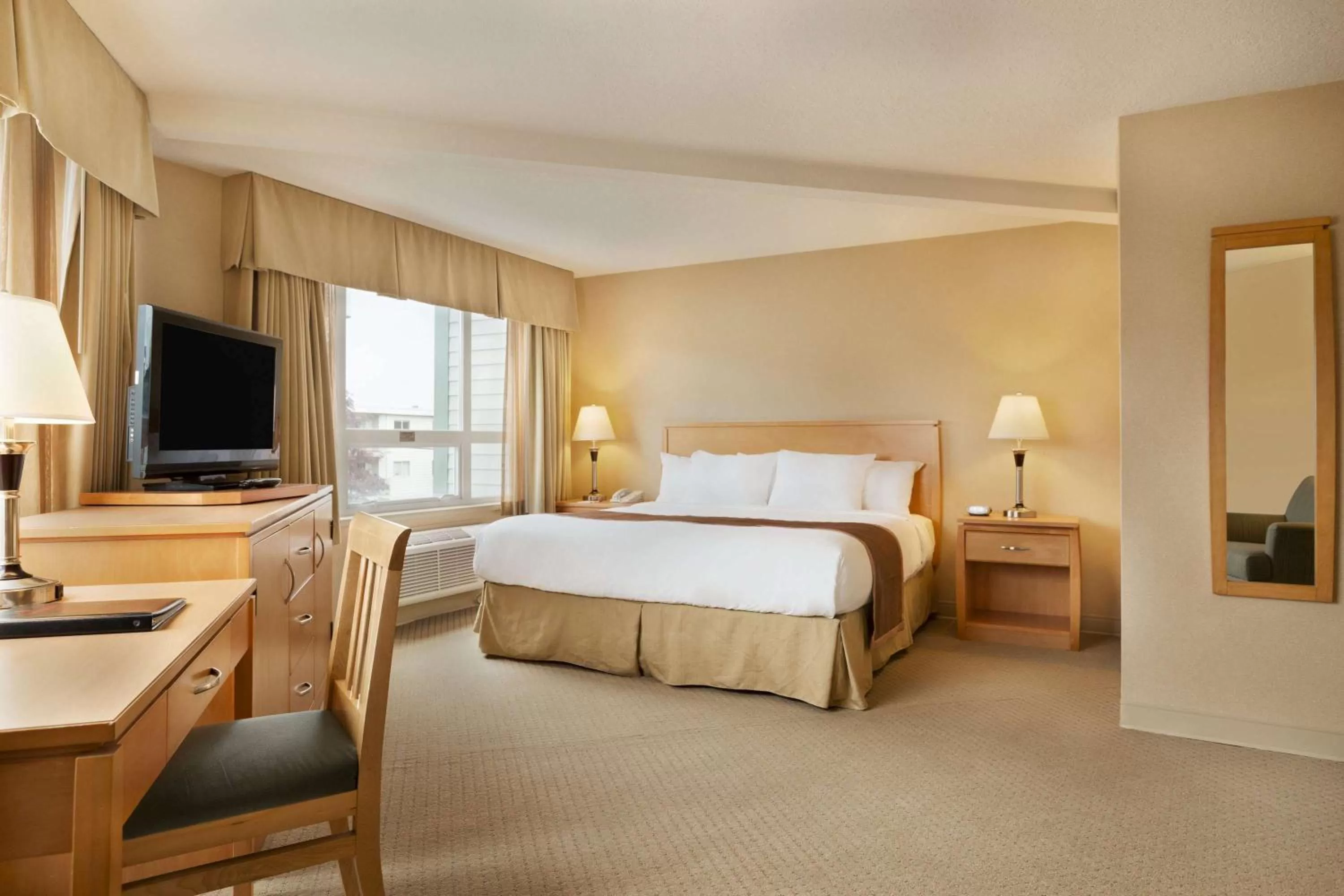 Photo of the whole room, Bed in Ramada by Wyndham Nanaimo