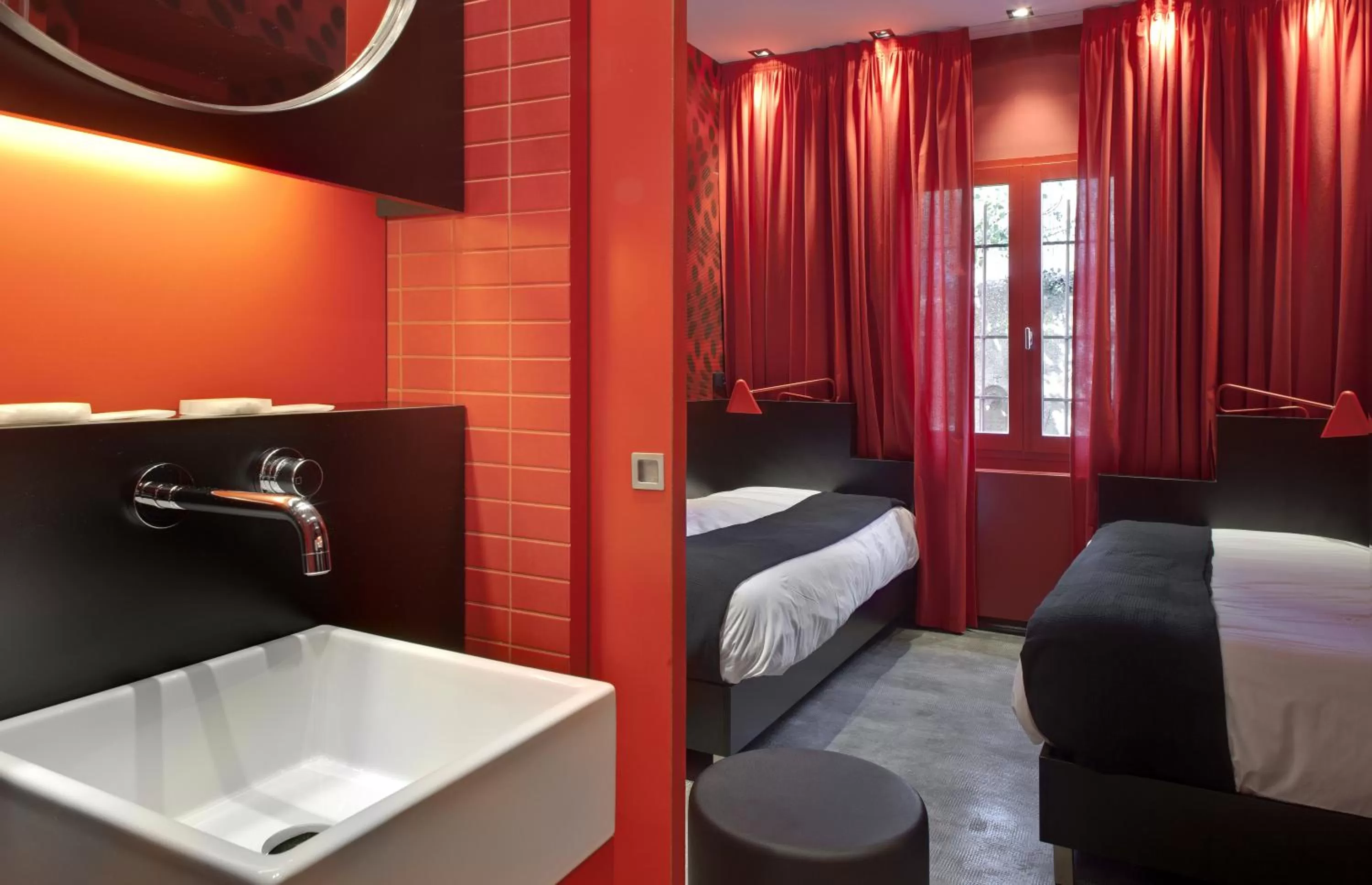 Bathroom, Bed in Hôtel Montmorency & Spa