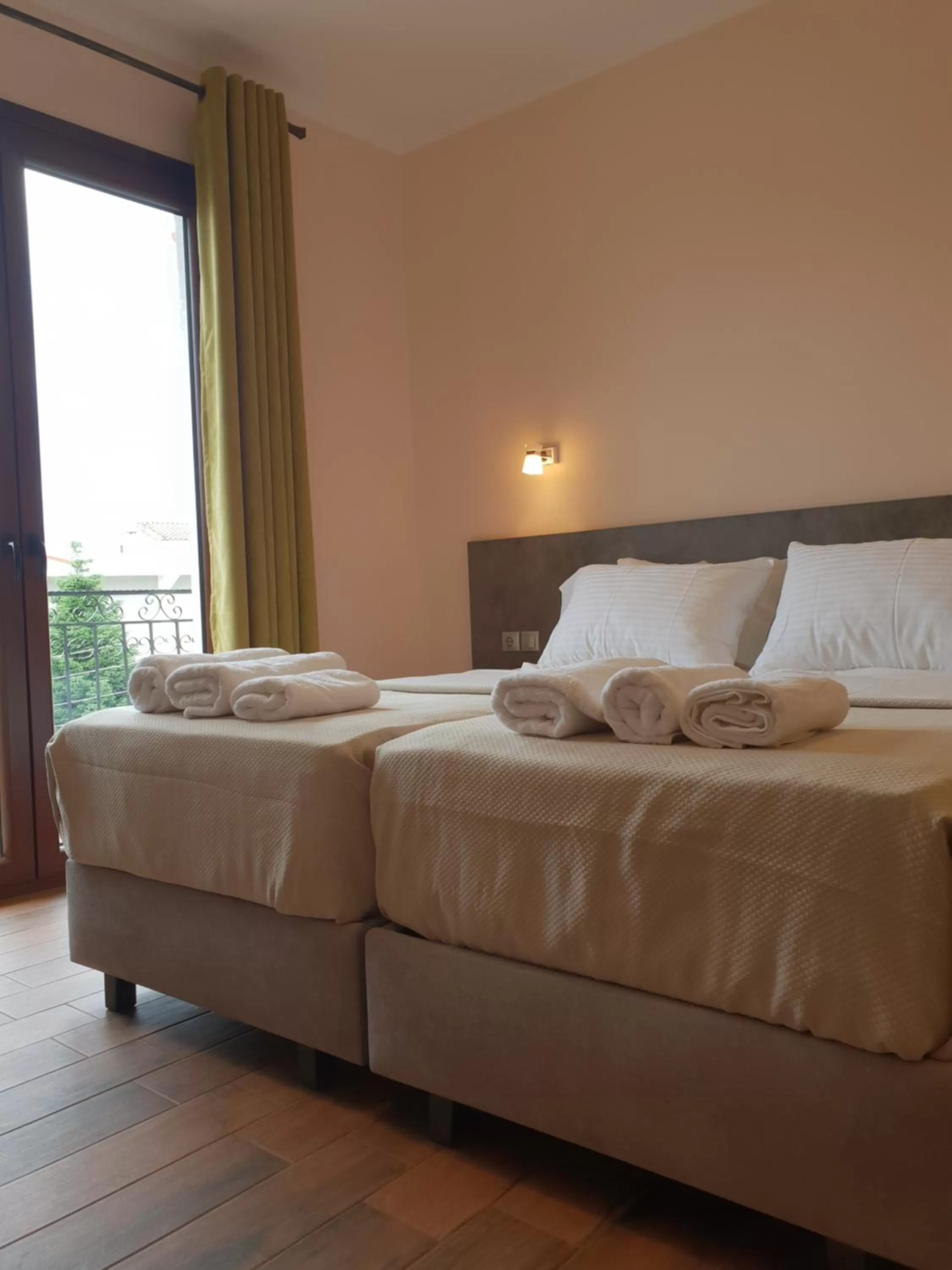 Photo of the whole room, Bed in Mondeus Inn Luxury