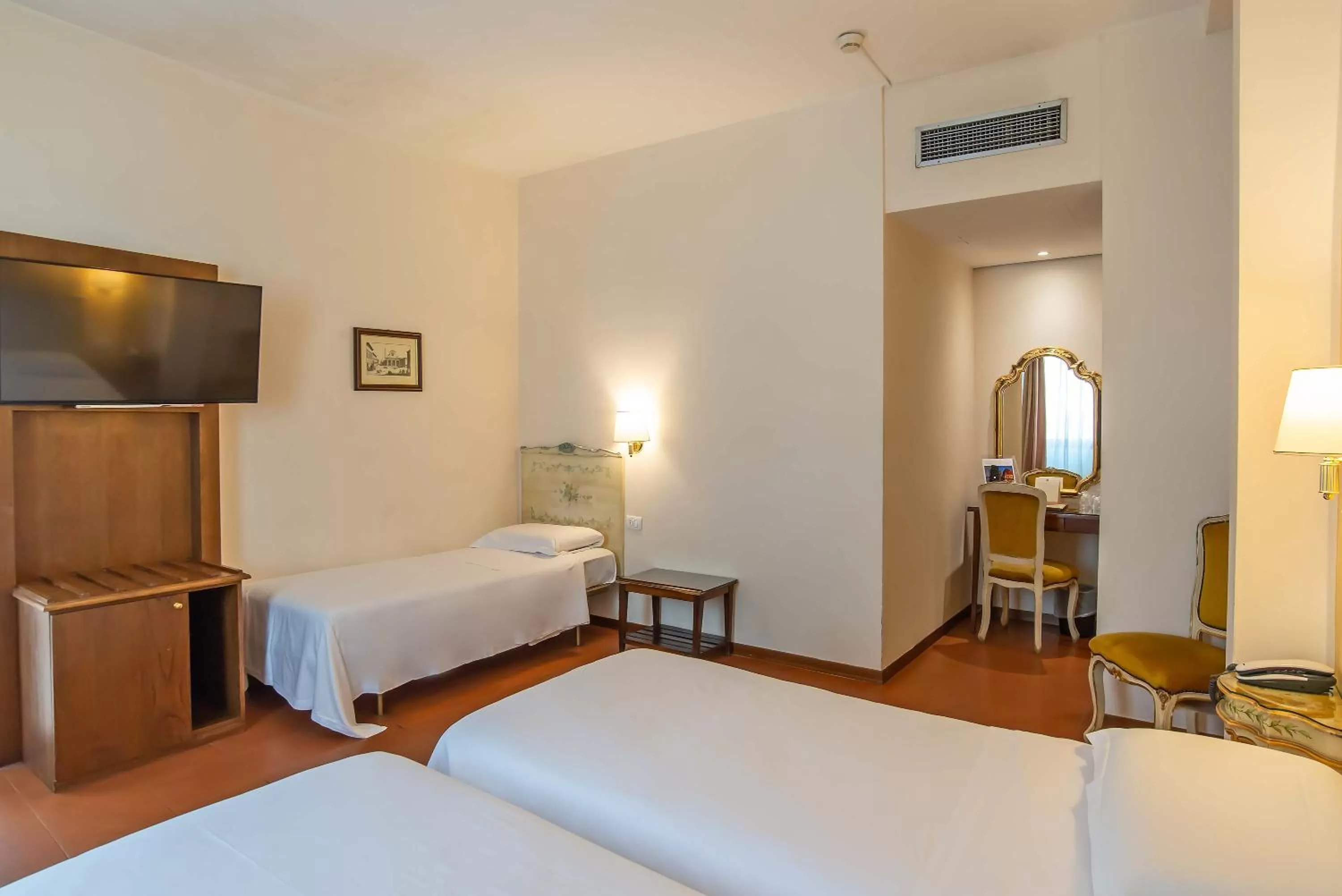 Photo of the whole room, Bed in Hotel Machiavelli Palace