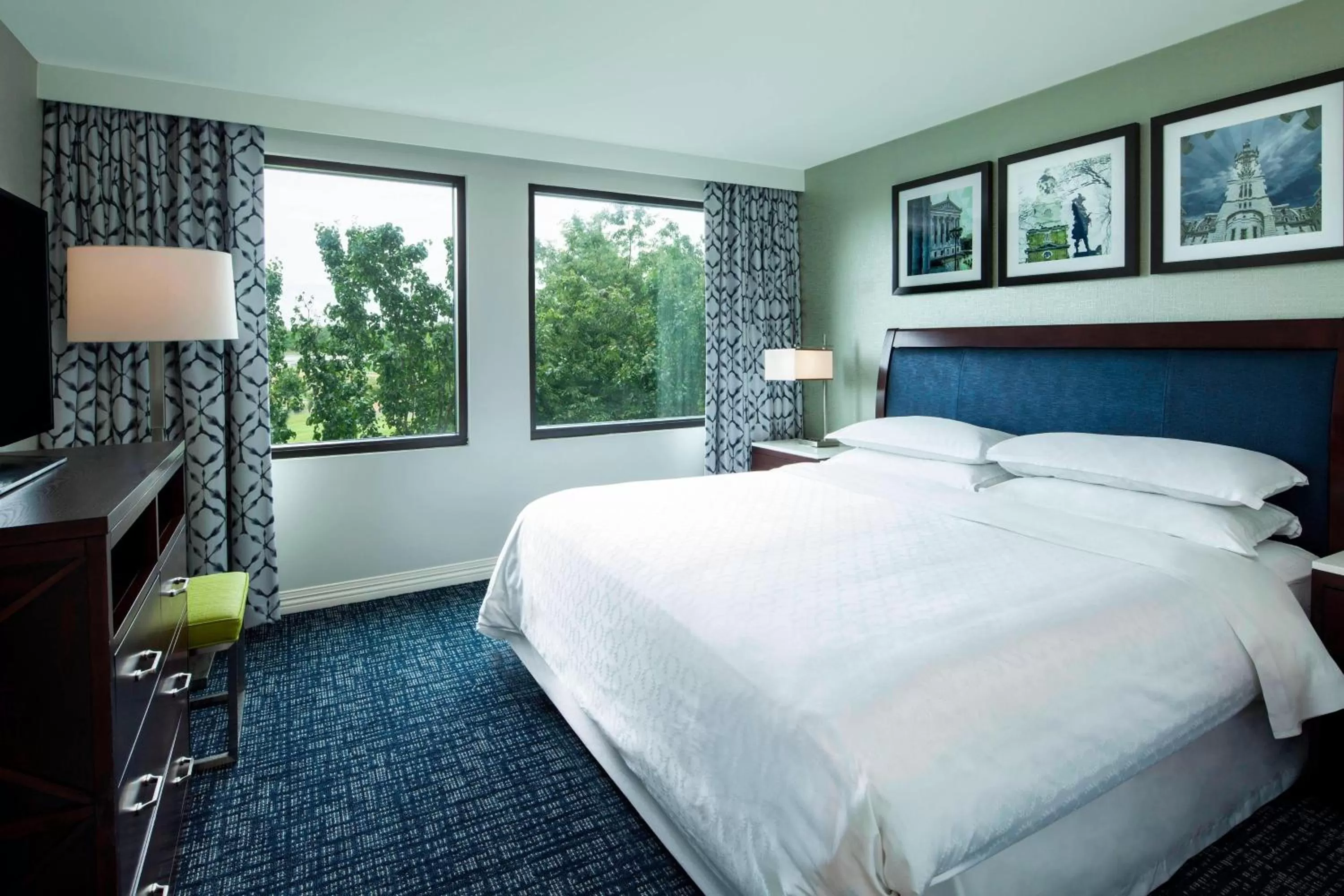 Photo of the whole room, Bed in Sheraton Suites Philadelphia Airport