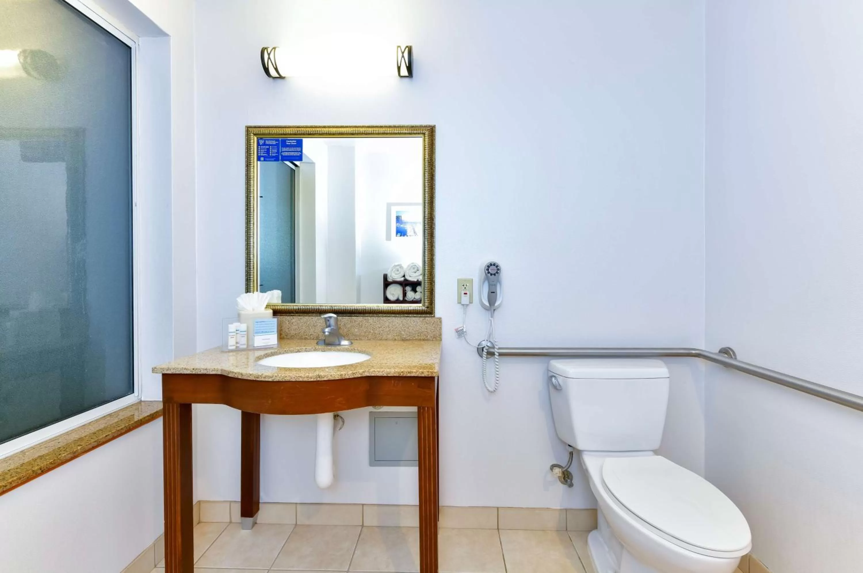 Bathroom in Hampton Inn & Suites Pittsburg