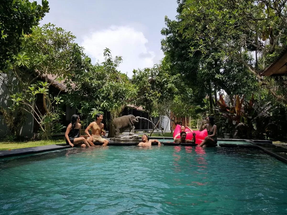 Swimming pool in Adys Inn