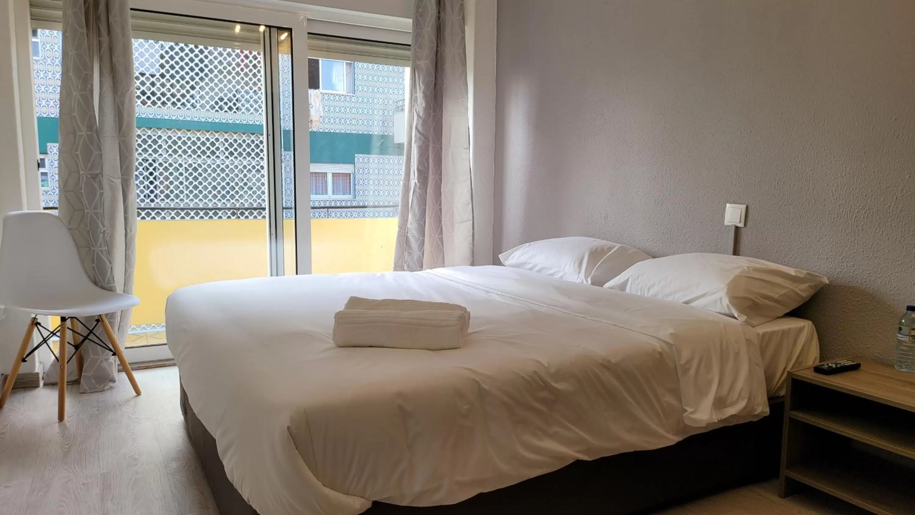 Photo of the whole room, Bed in Residencia Paris