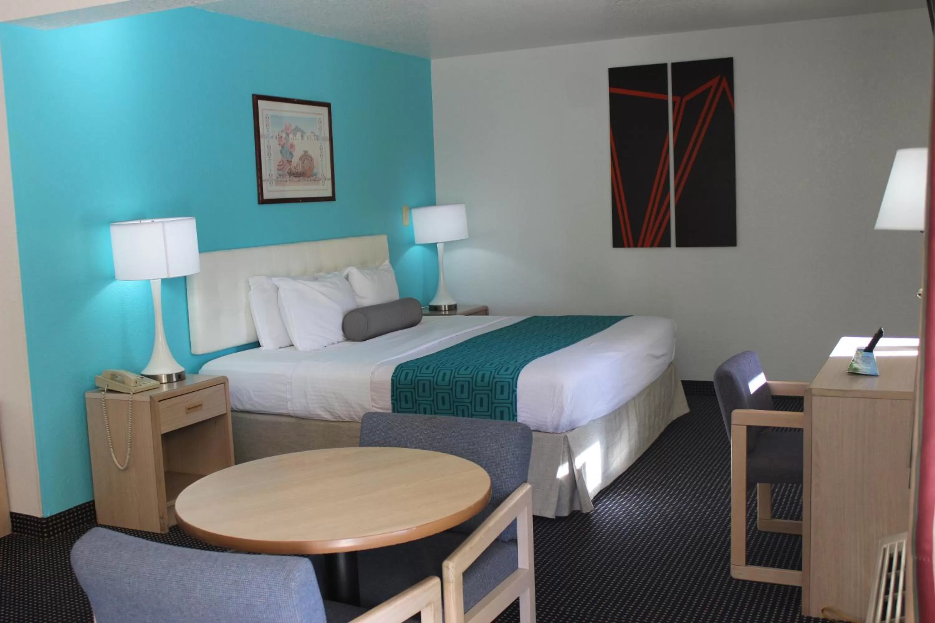 Photo of the whole room, Bed in Howard Johnson by Wyndham Holbrook