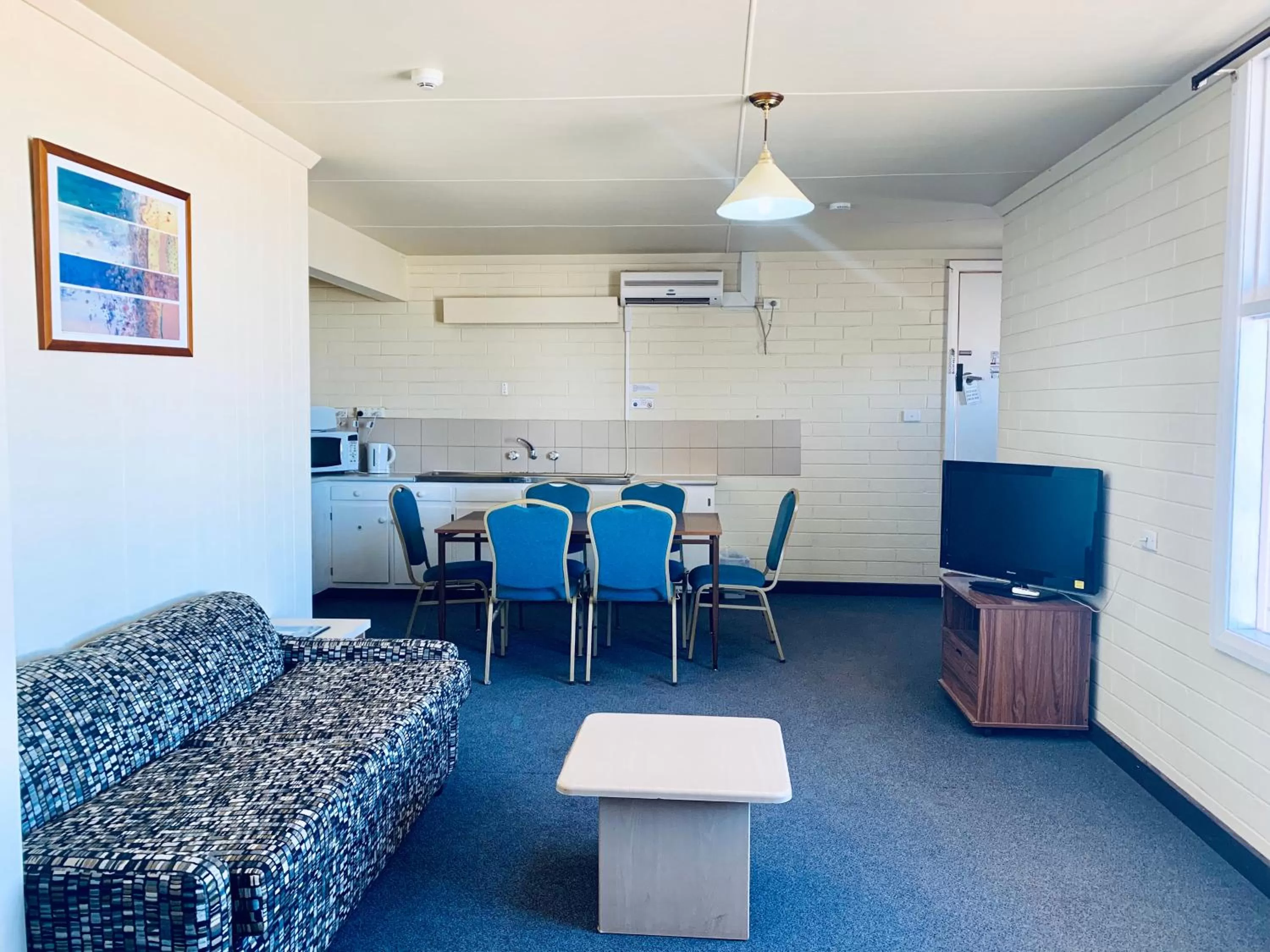 TV and multimedia in Opal Inn Hotel, Motel, Caravan Park